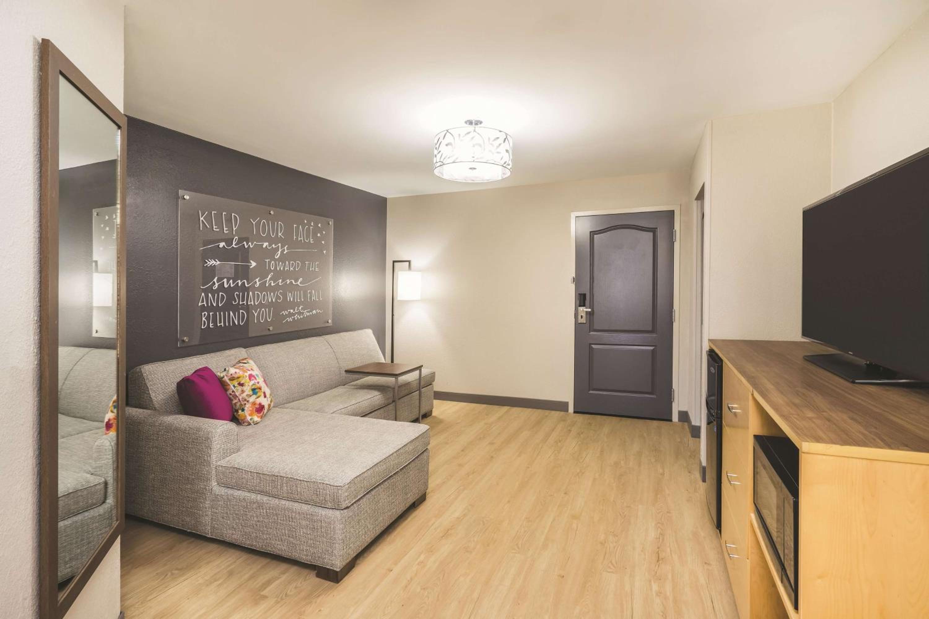 One-Bedroom King Suite with Sofa Bed - Non-Smoking photo 3