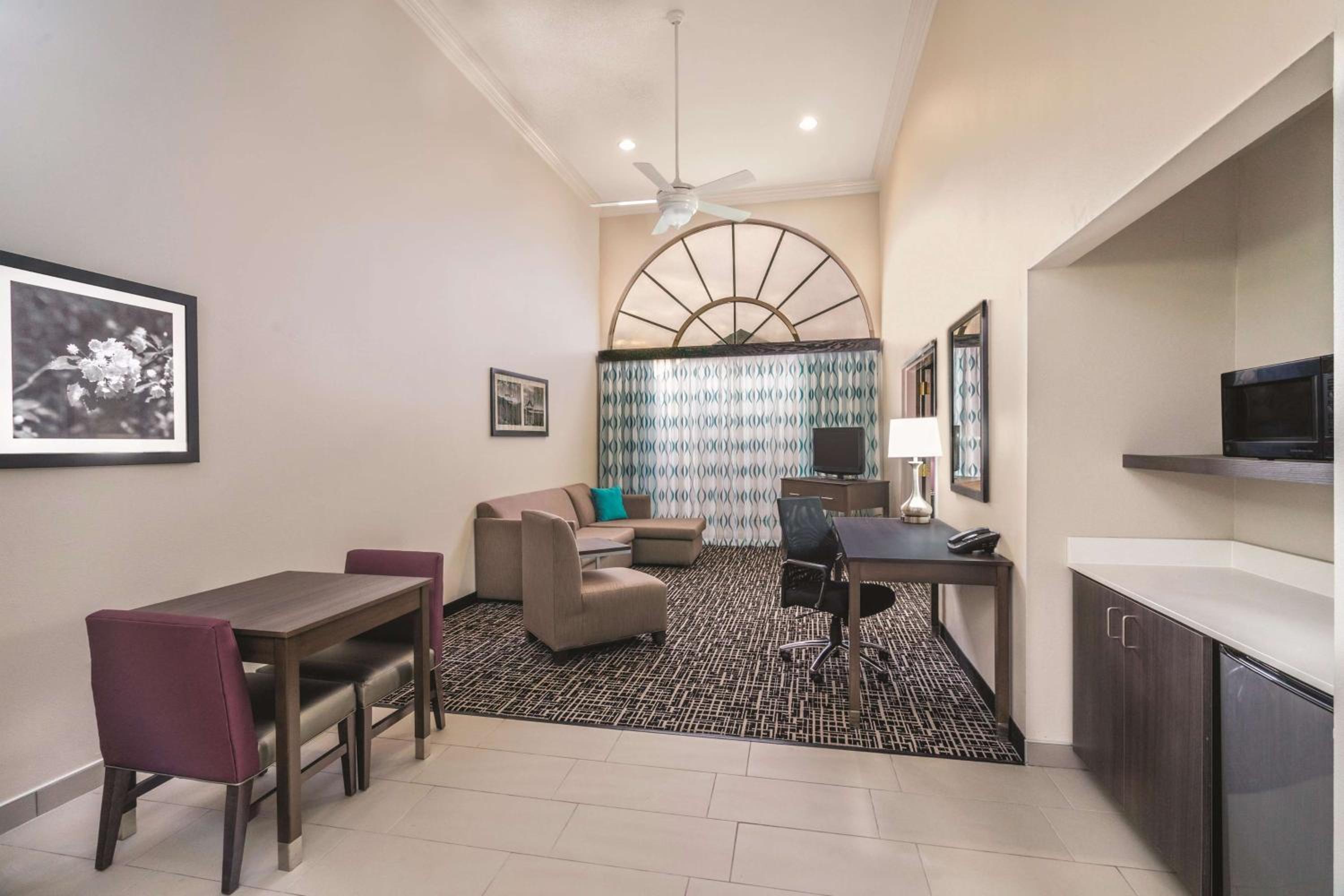 King Suite - Non-Smoking - Photo 3