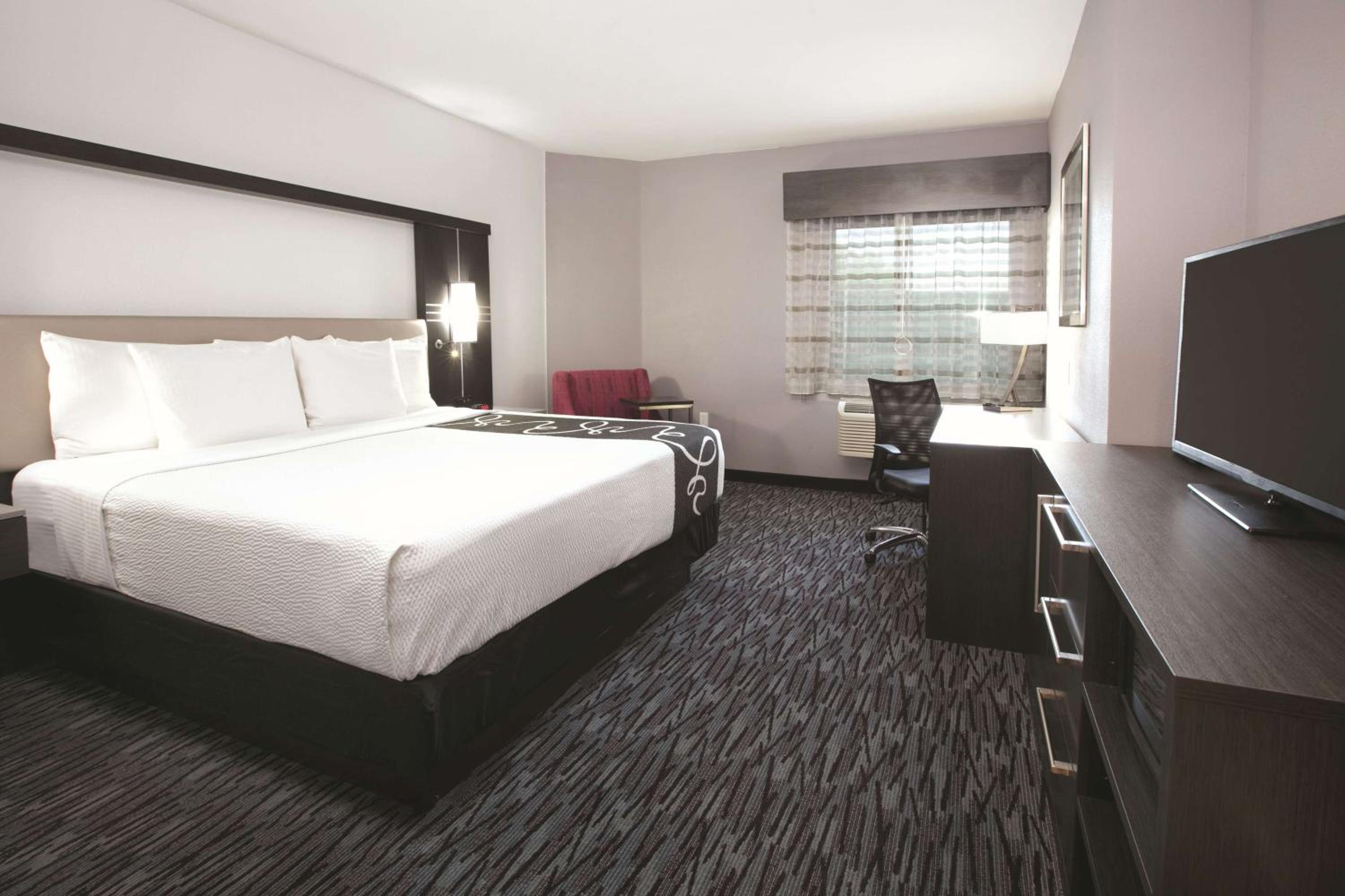 King Room with Roll-In Shower - Mobility/Hearing Accessible - Non-Smoking