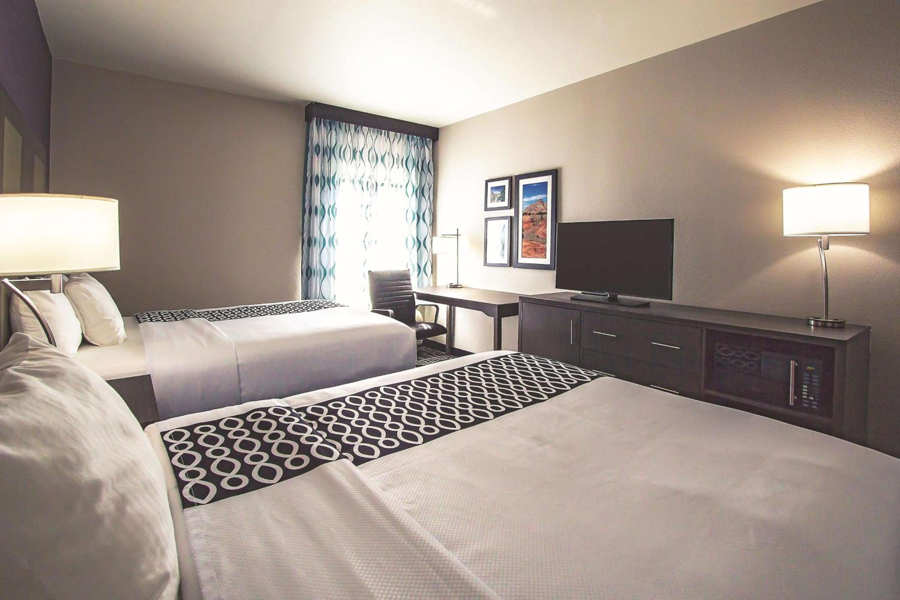 Queen Room with Two Queen Beds - Mobility Access/Non-Smoking photo 3
