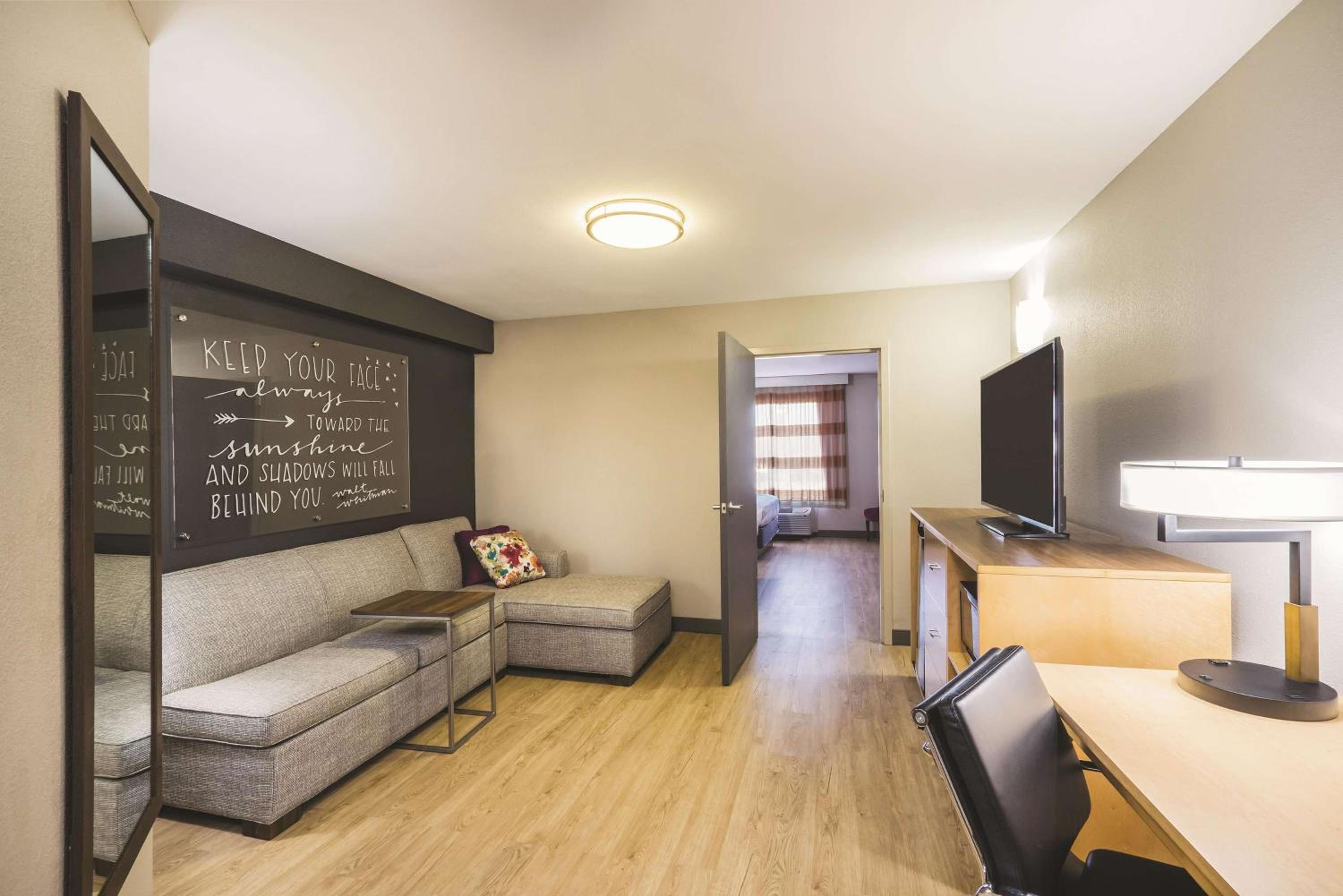 One-Bedroom Suite with Two Queen Beds and Sofa Bed - Non-Smoking photo 2