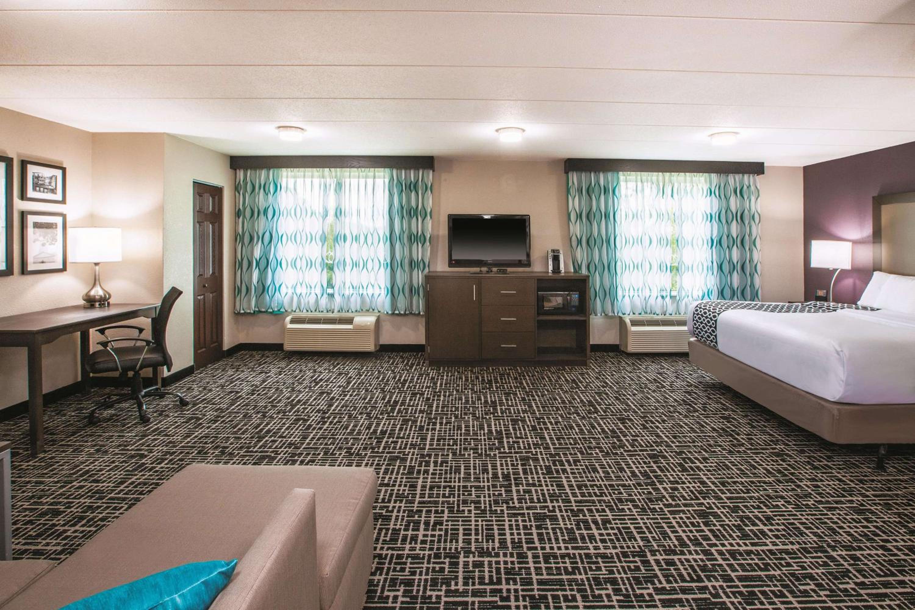 Deluxe King Suite - Mobility Access/Non-Smoking photo 2