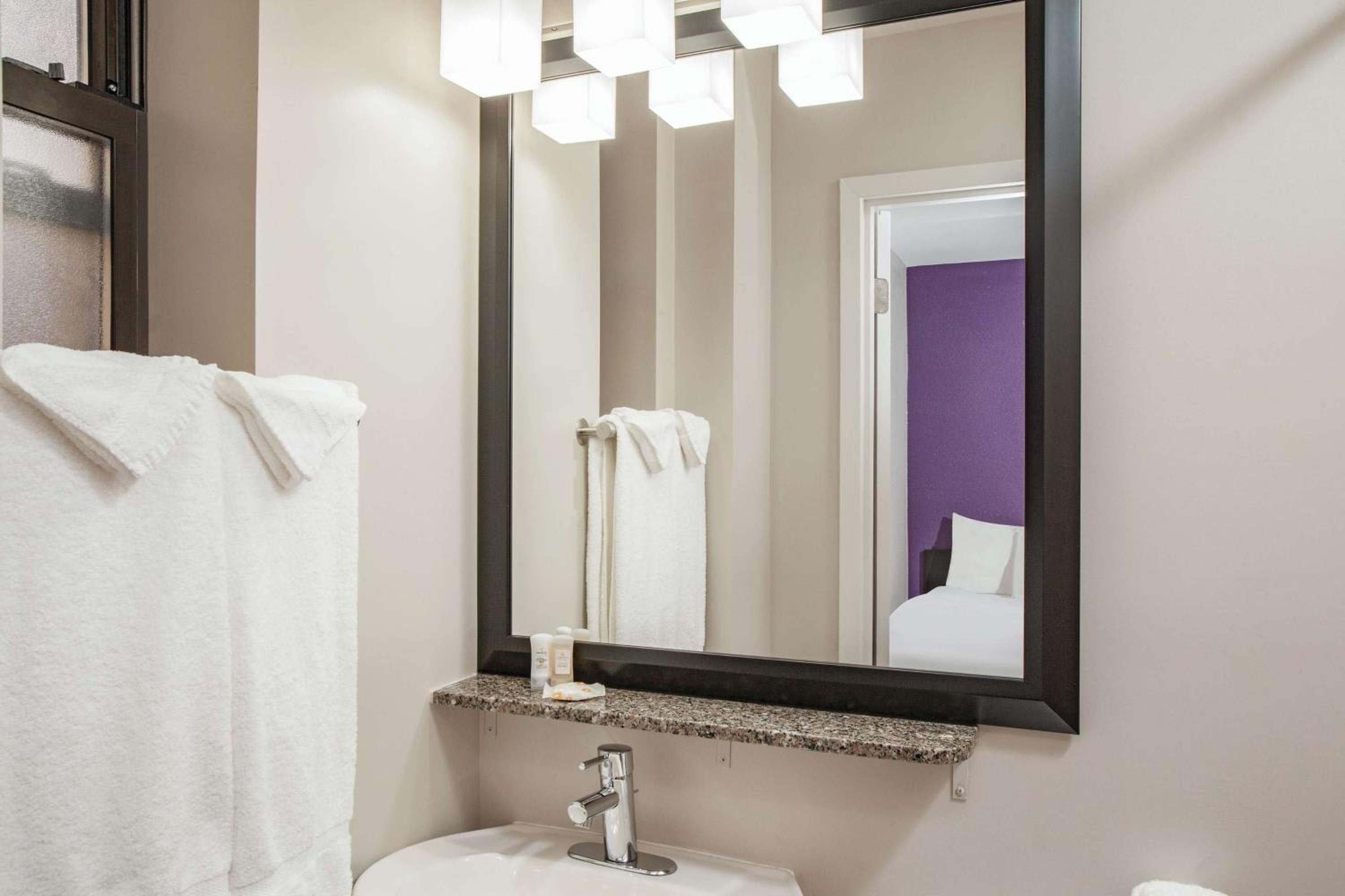 Double Room - Mobility/Hearing Accessible - Non-Smoking photo 3