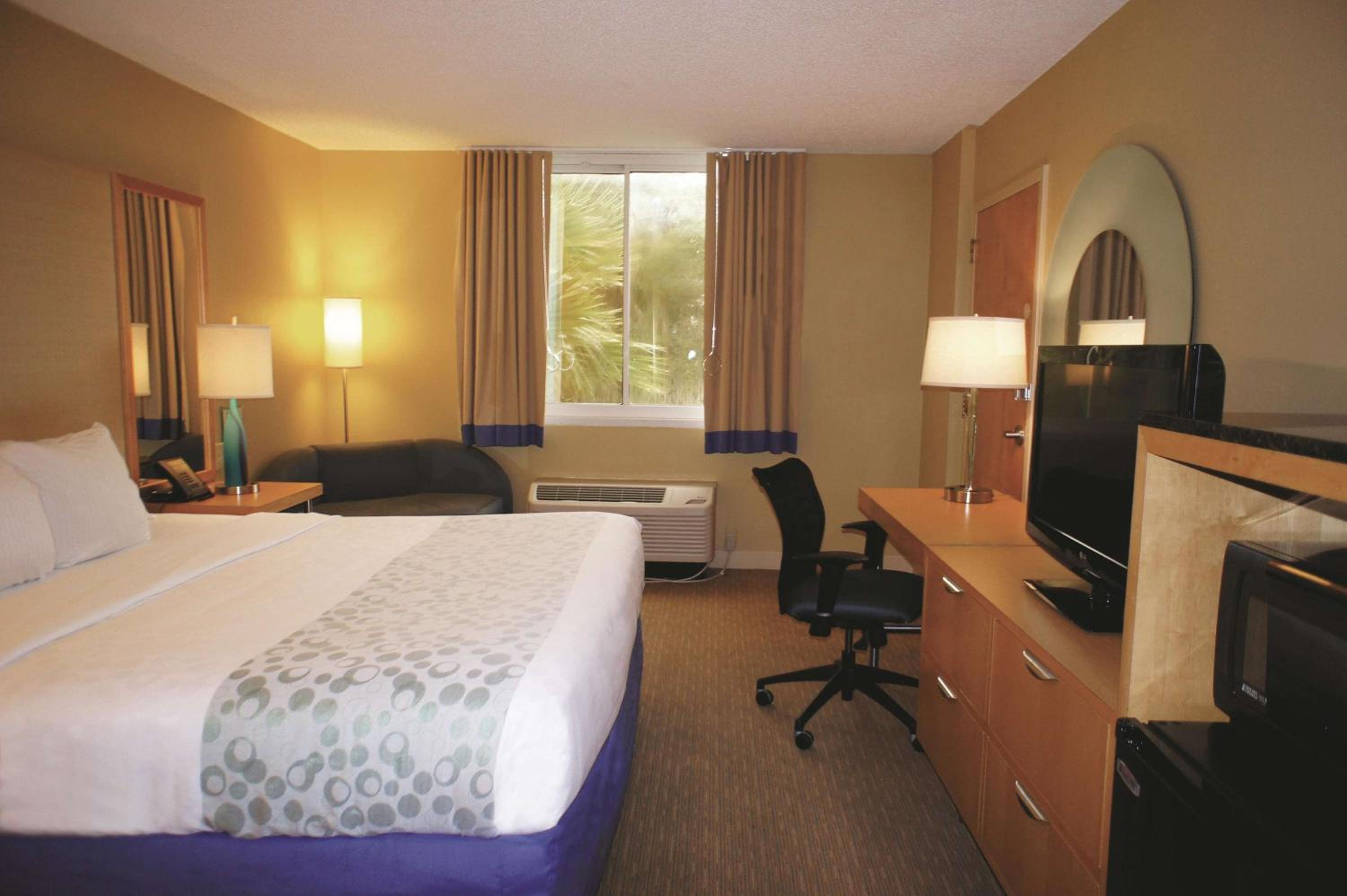 King Room with Bath Tub - Mobility/Hearing Accessible - Non-Smoking - Photo 5
