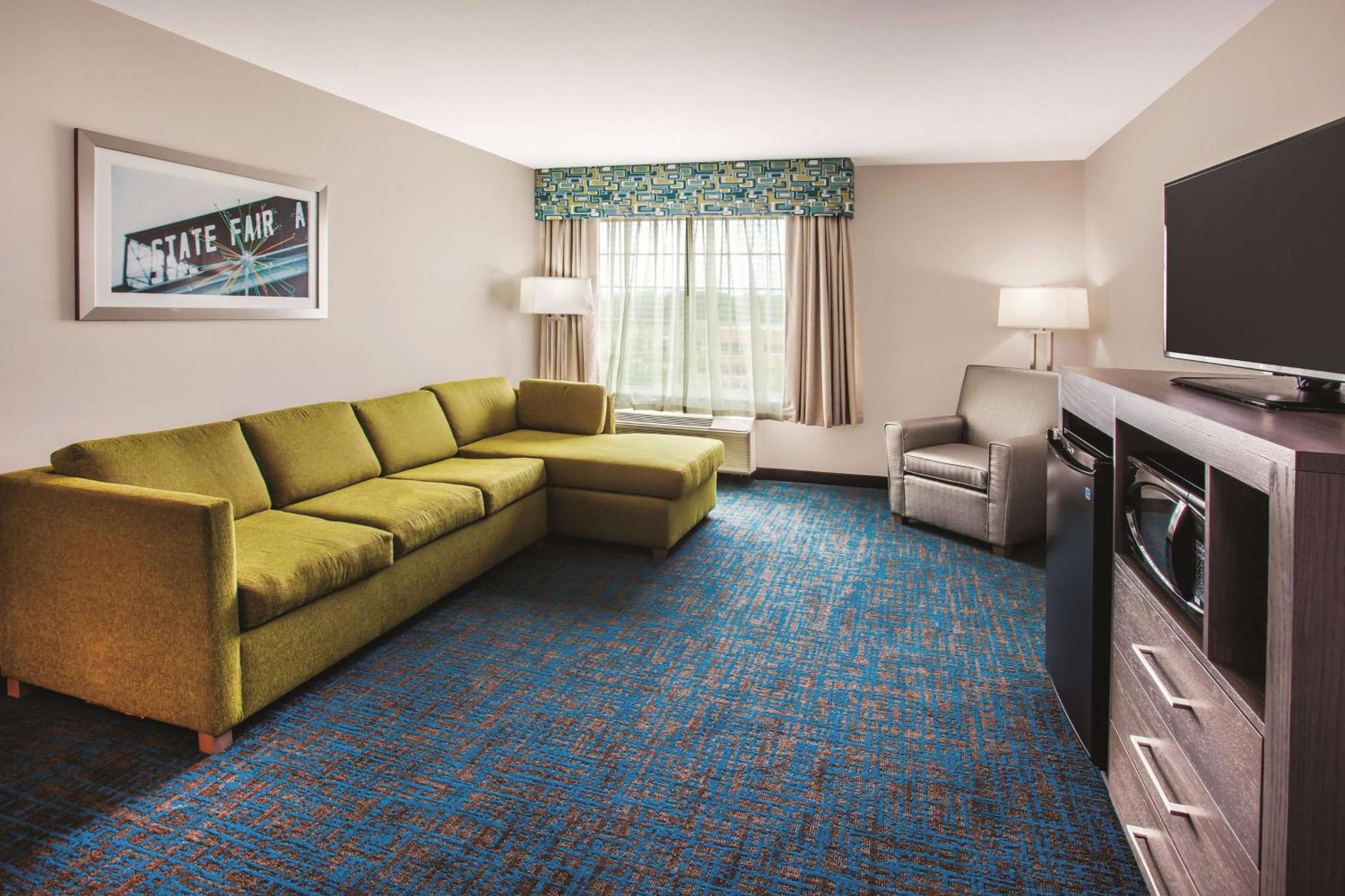 One-Bedroom King Suite - Non-Smoking photo 2