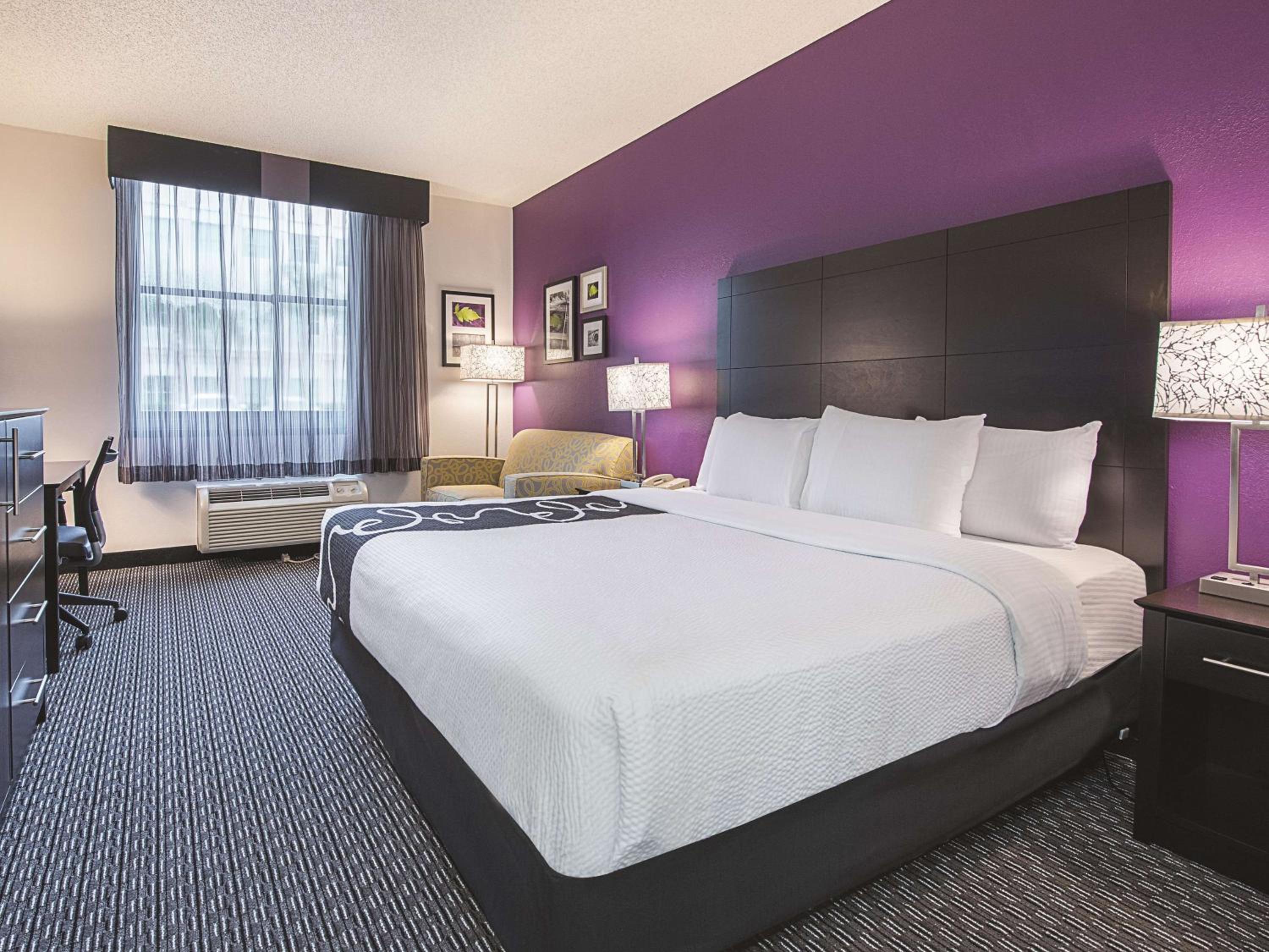 King Room with Roll-In Shower - Mobility Accessible/Non-Smoking - Photo 1