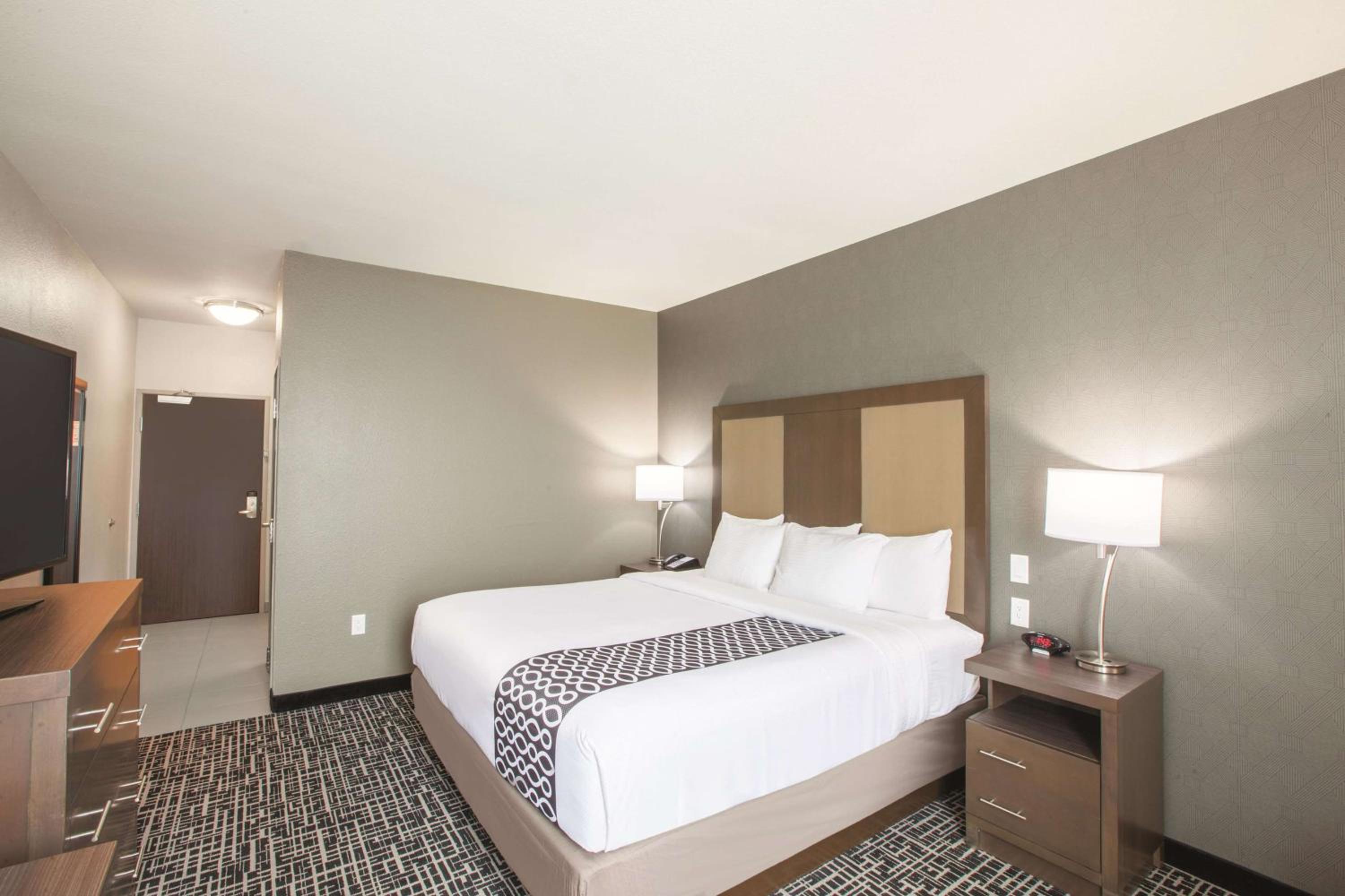 King Room with Roll-In Shower - Mobility/Hearing Accessible - Non-Smoking