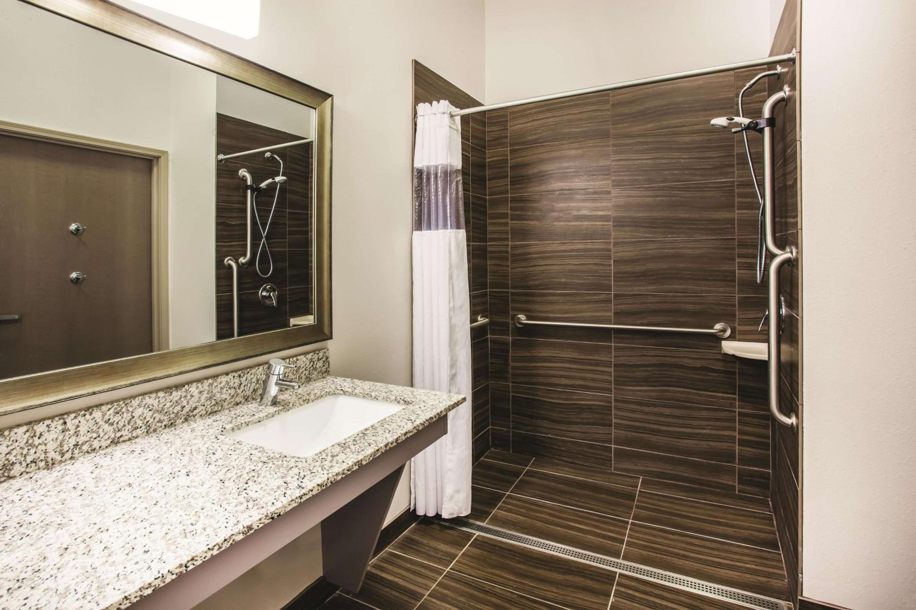 Queen Room with Two Queen Beds - Disability Access photo 2