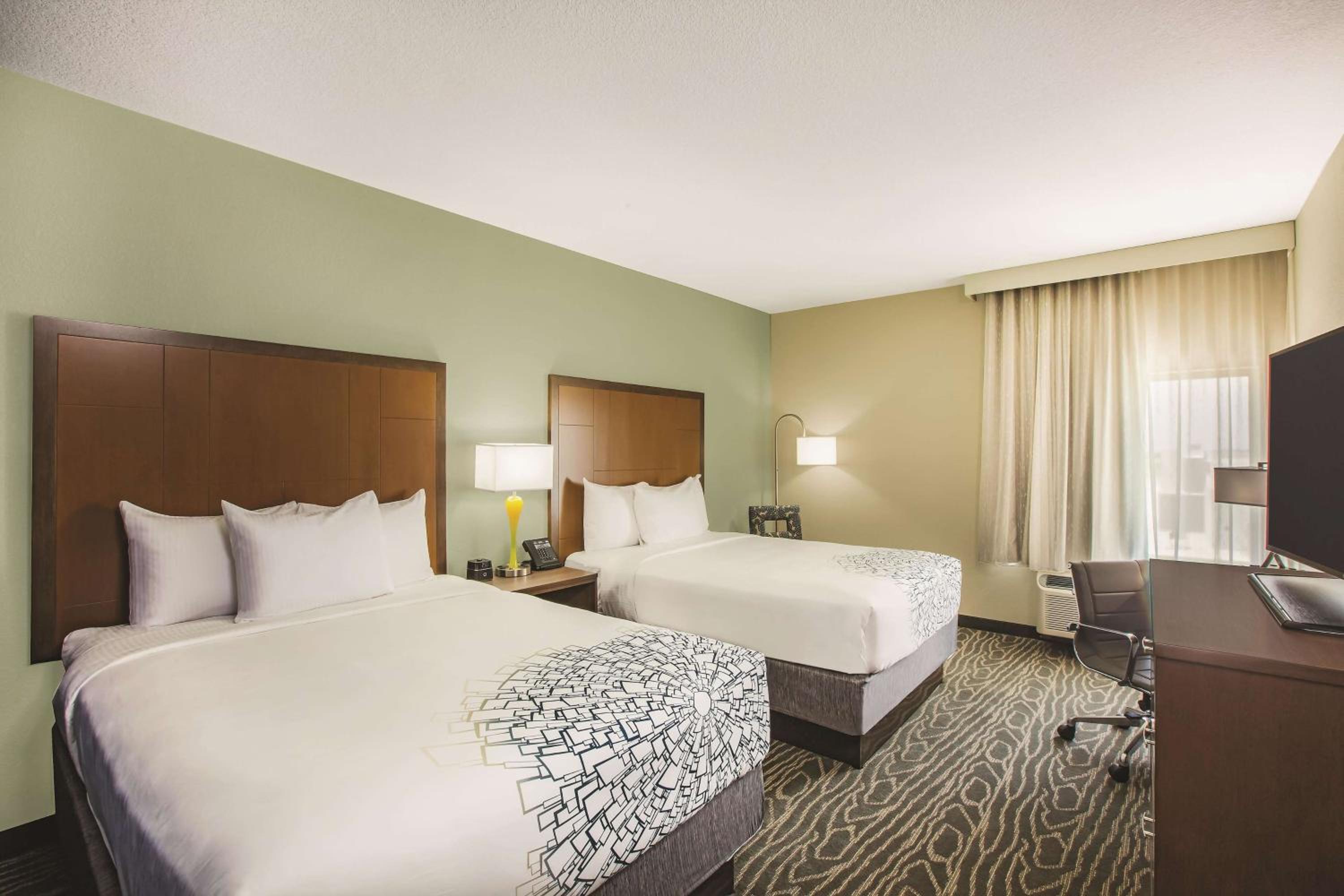 Queen Room with Two Queen Beds - Non-Smoking photo 2