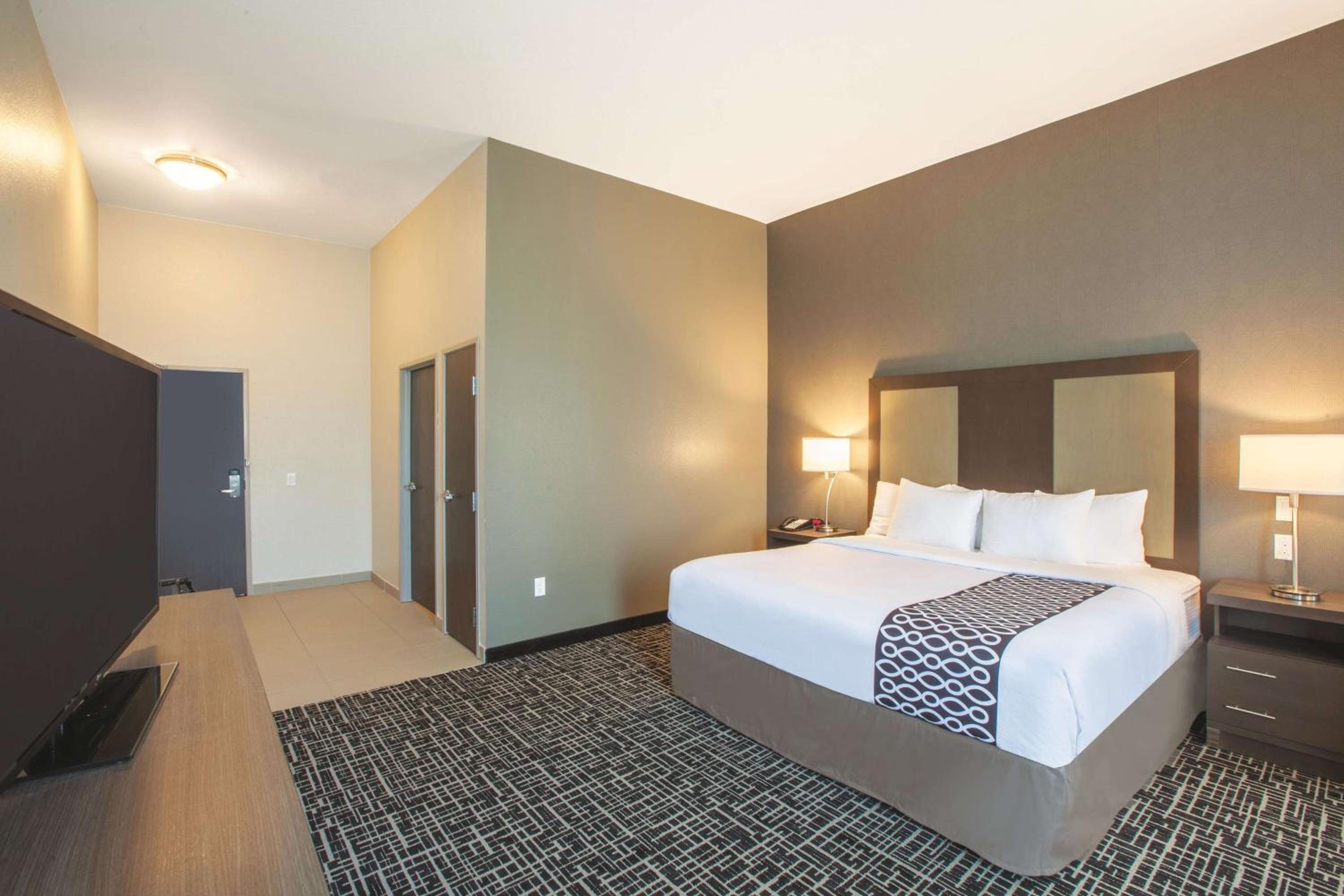 King Room with Bath Tub - Mobility/Hearing Accessible - Non-Smoking