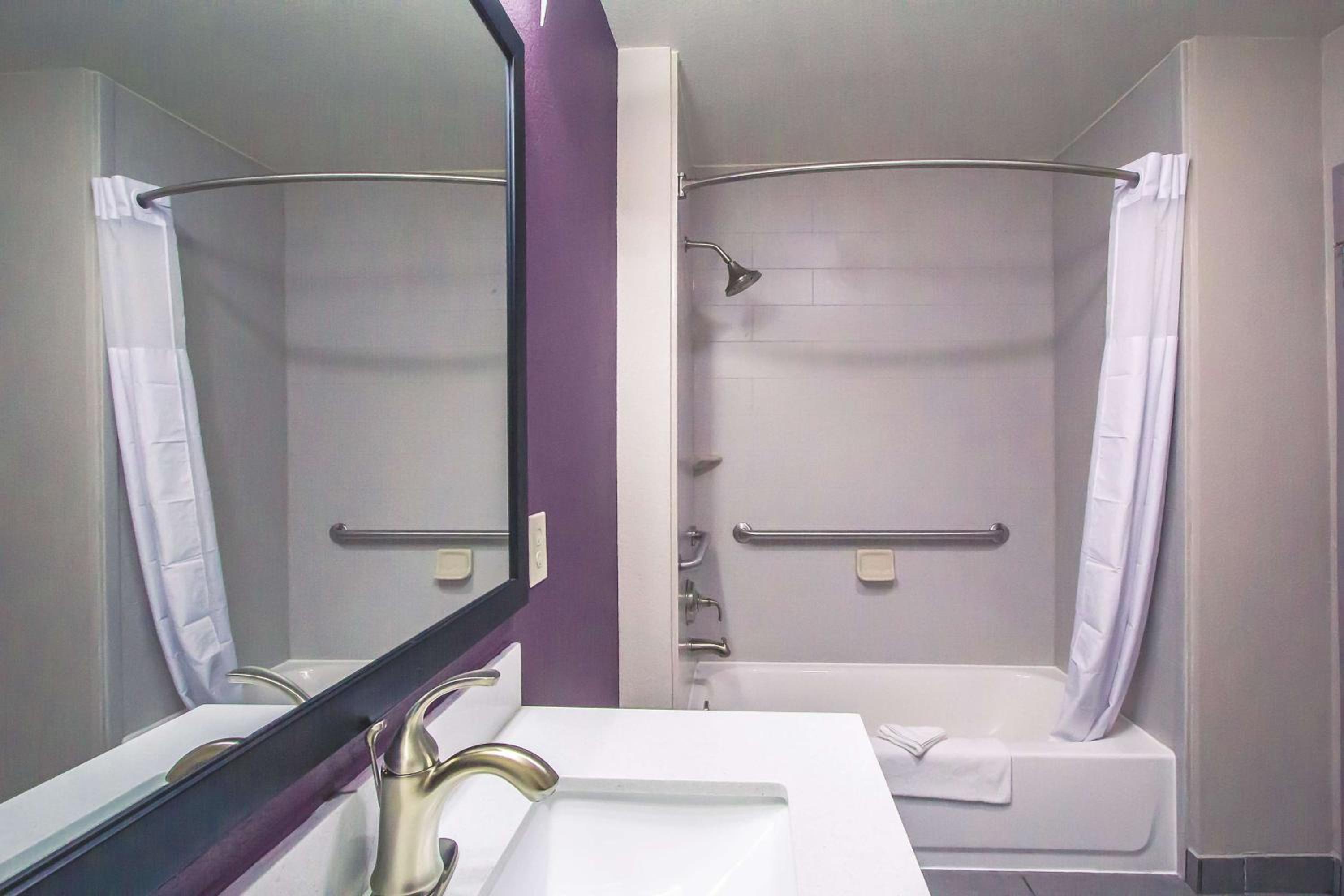 King Room - Mobility Access/Non-Smoking photo 2
