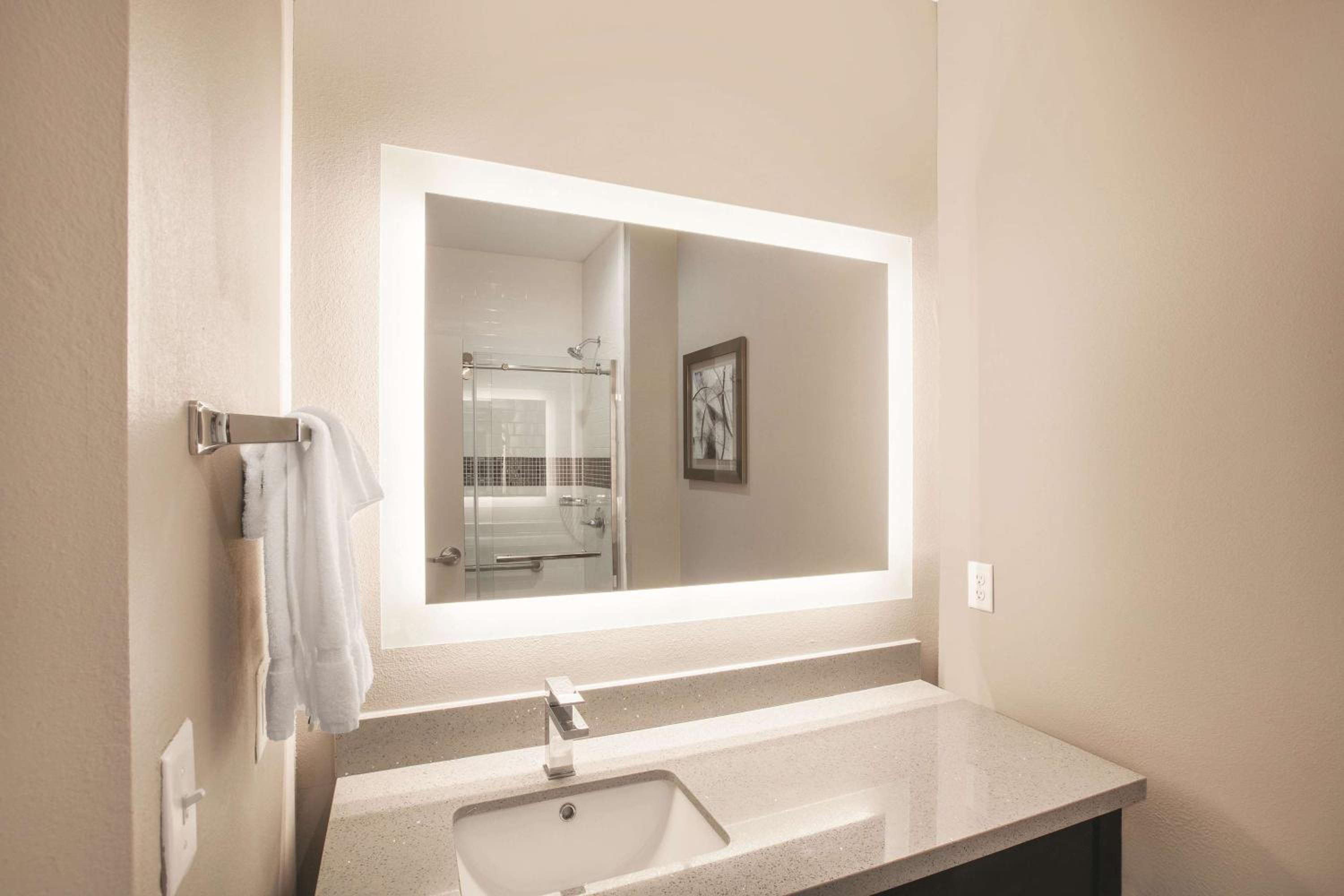 Executive King Room with Sofa Bed photo 3