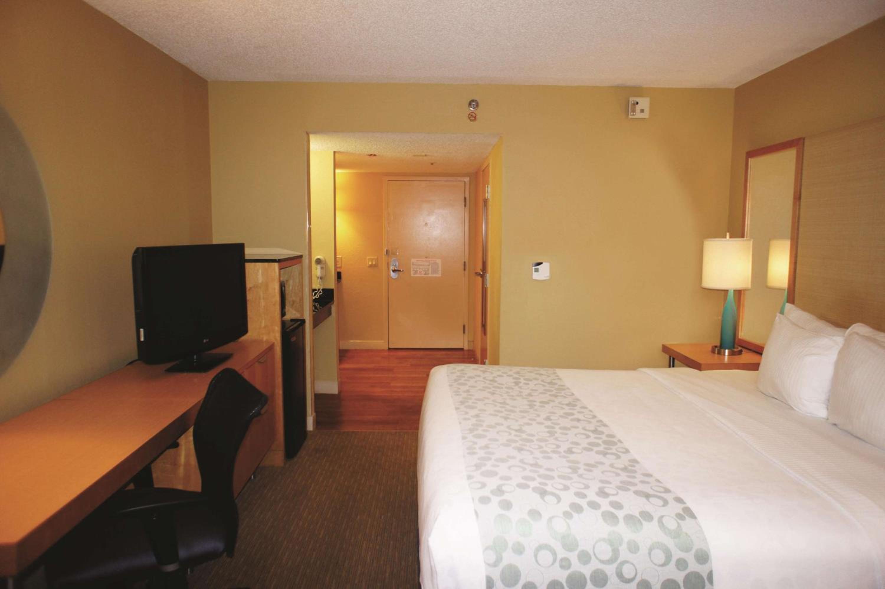 King Room with Bath Tub - Mobility/Hearing Accessible - Non-Smoking - Photo 4