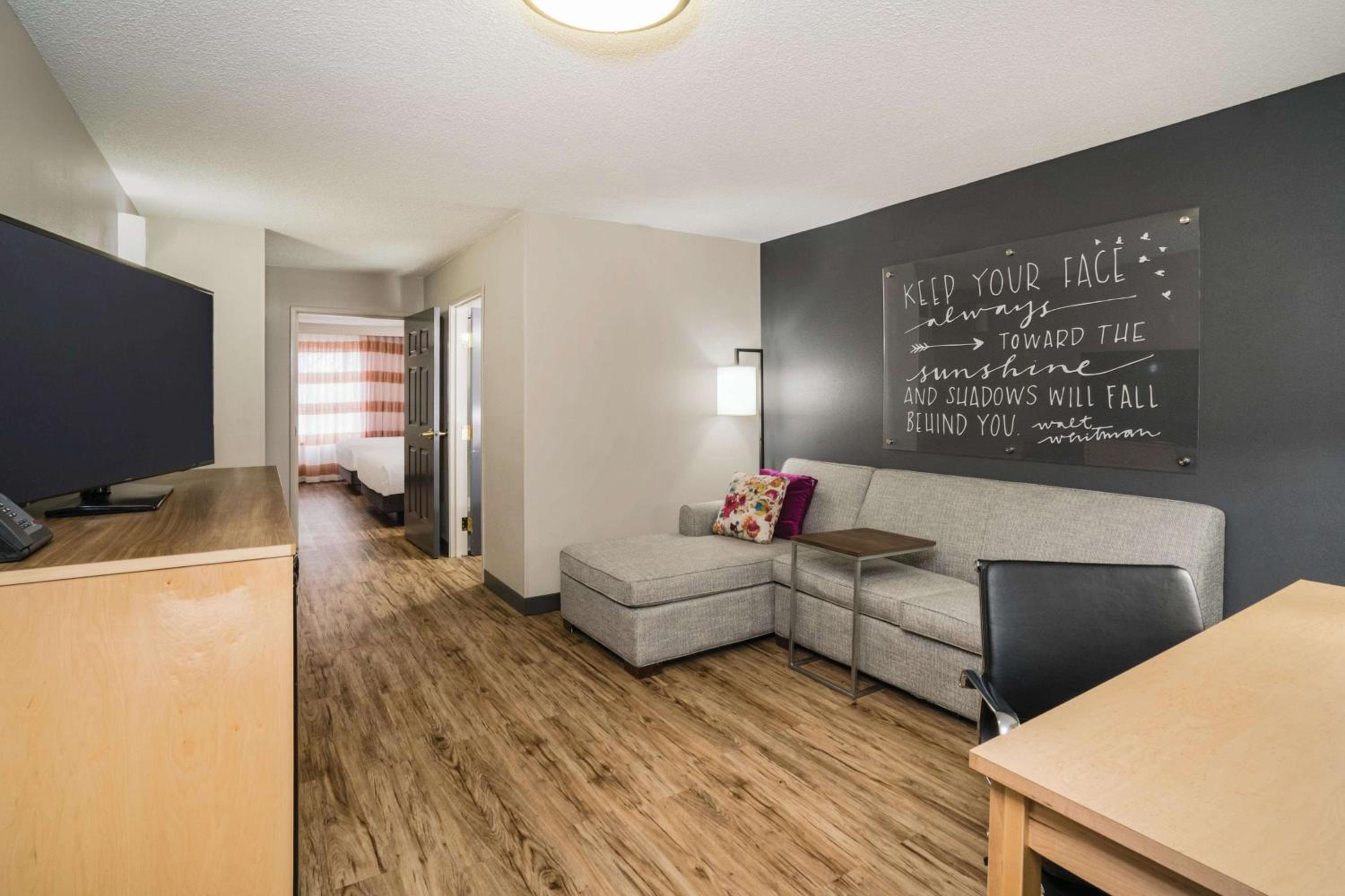 2 Queen Beds, Sofa Bed, 2-Room Suite, Non-Smoking - Photo 2