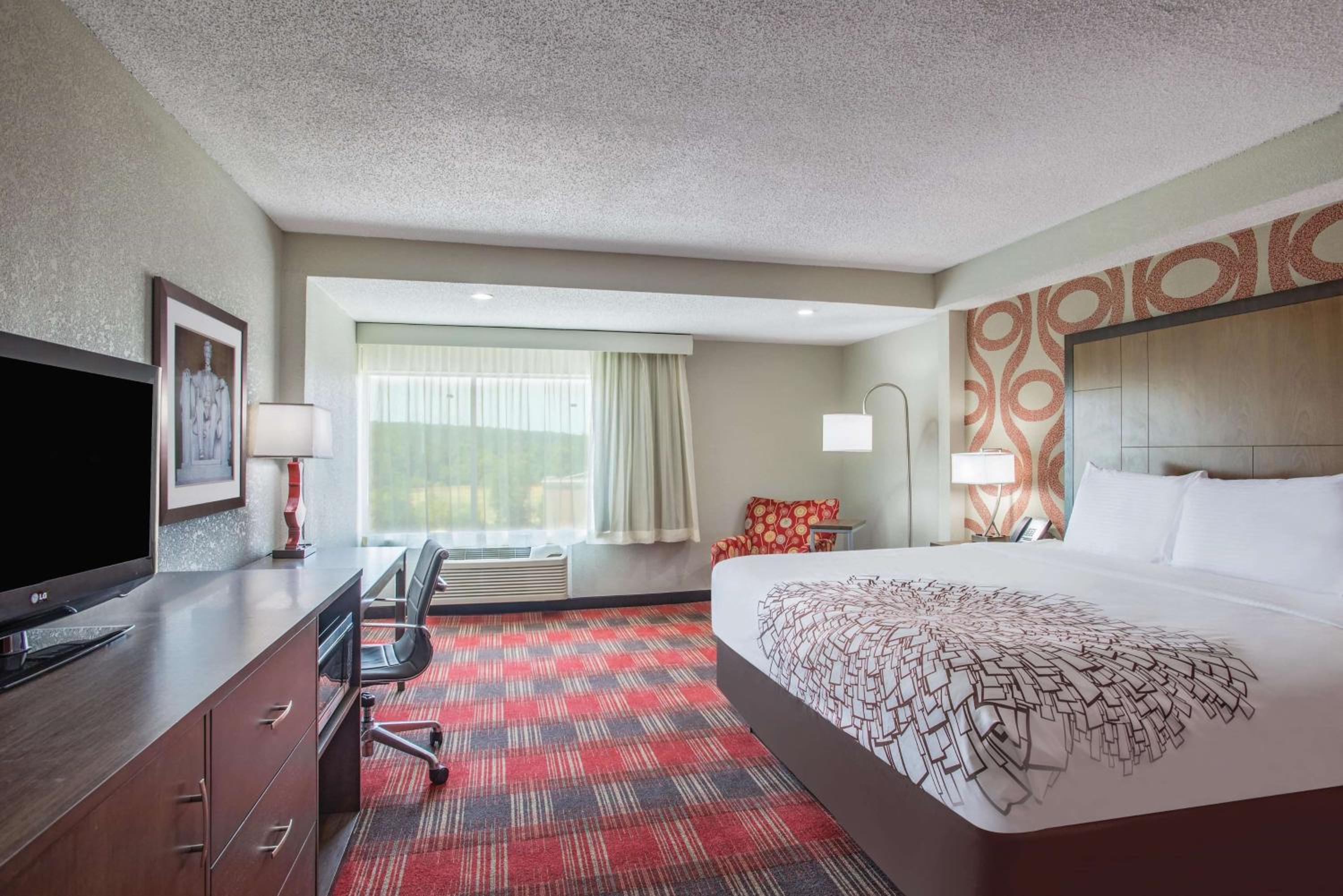 King Room with Roll-in Shower - Mobility Access/Non-Smoking - Photo 2