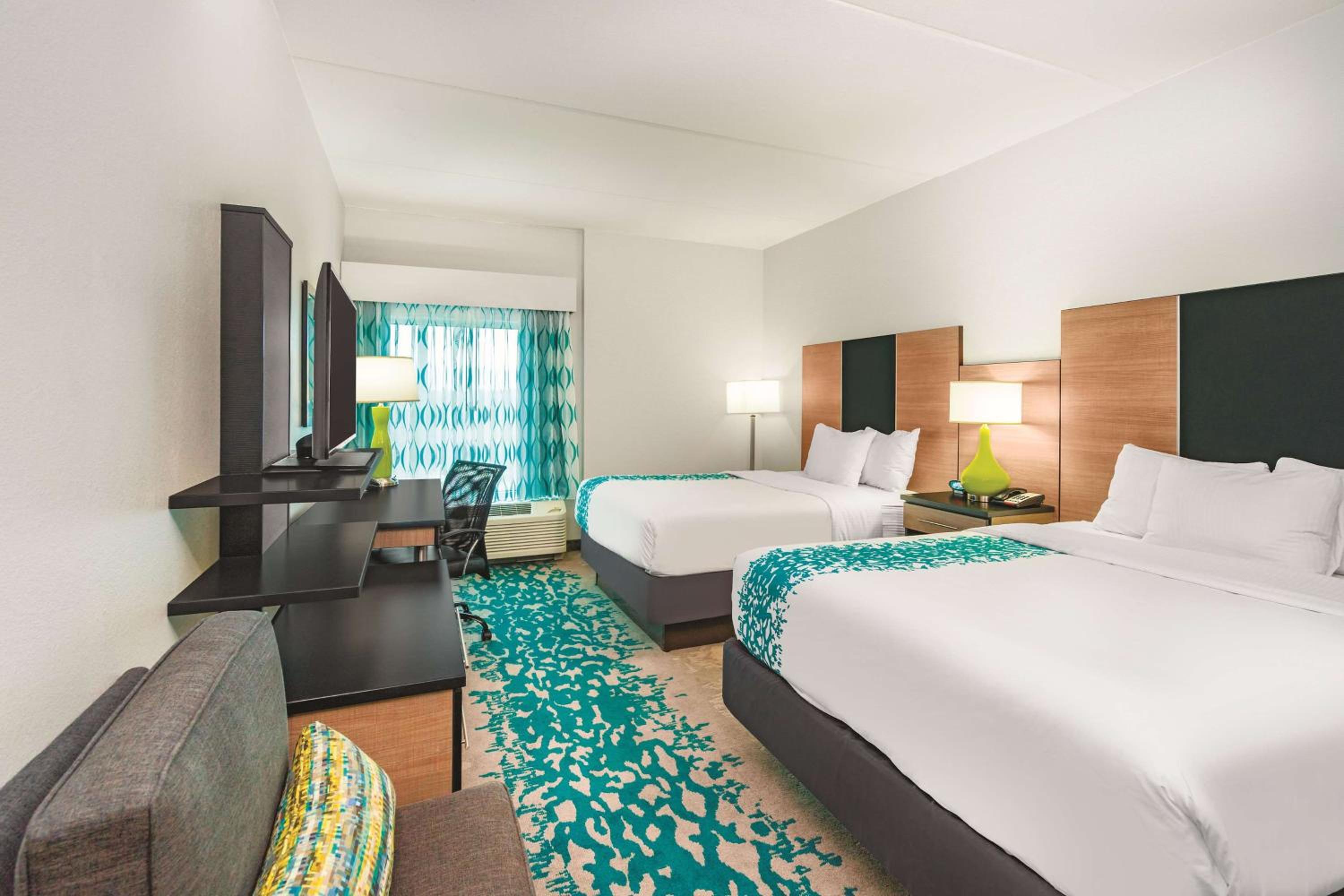 Queen Room with Two Queen Beds and Bath Tub - Mobility/Hearing Access - Non-Smoking