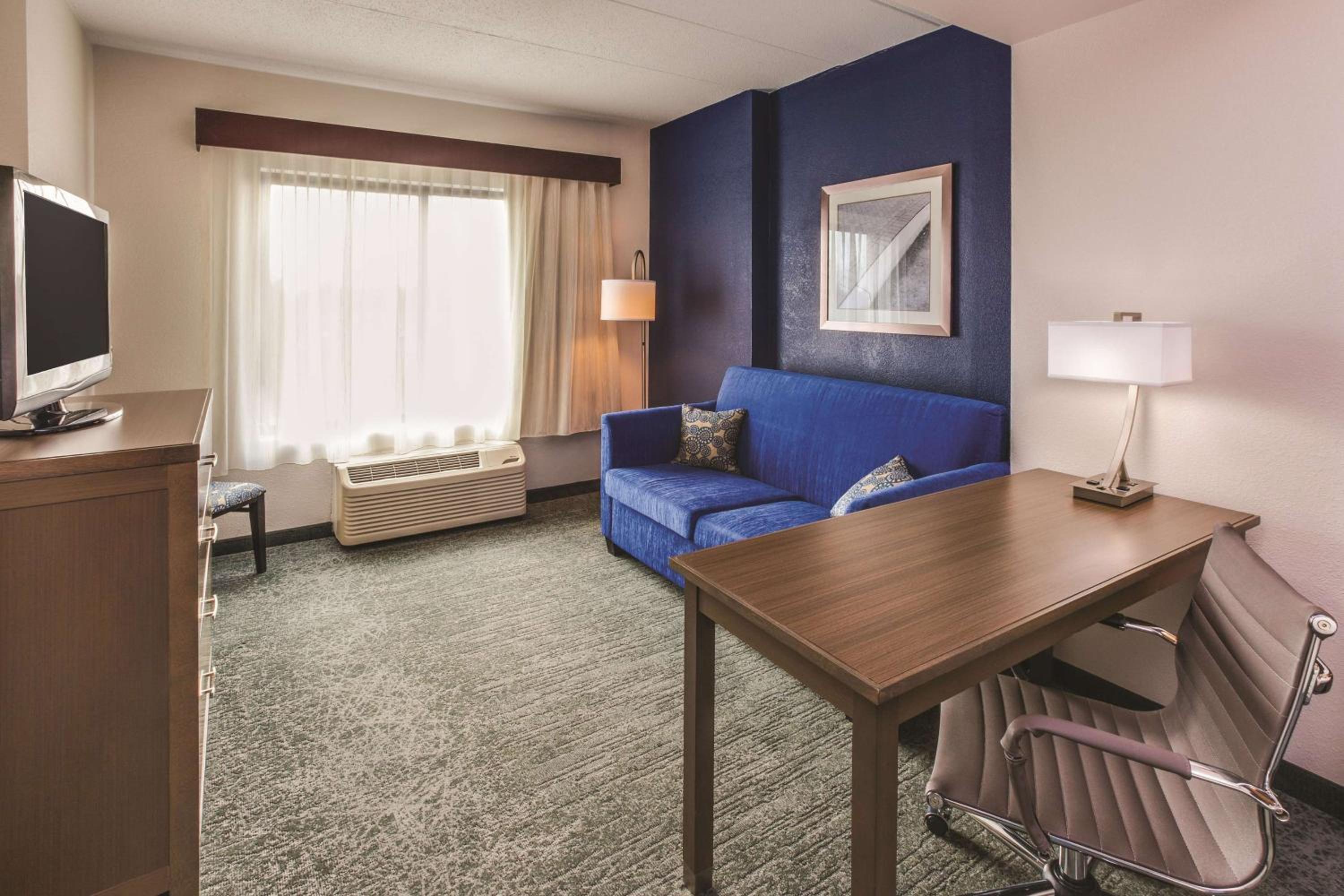 King Studio Suite - Non-Smoking - Photo 3