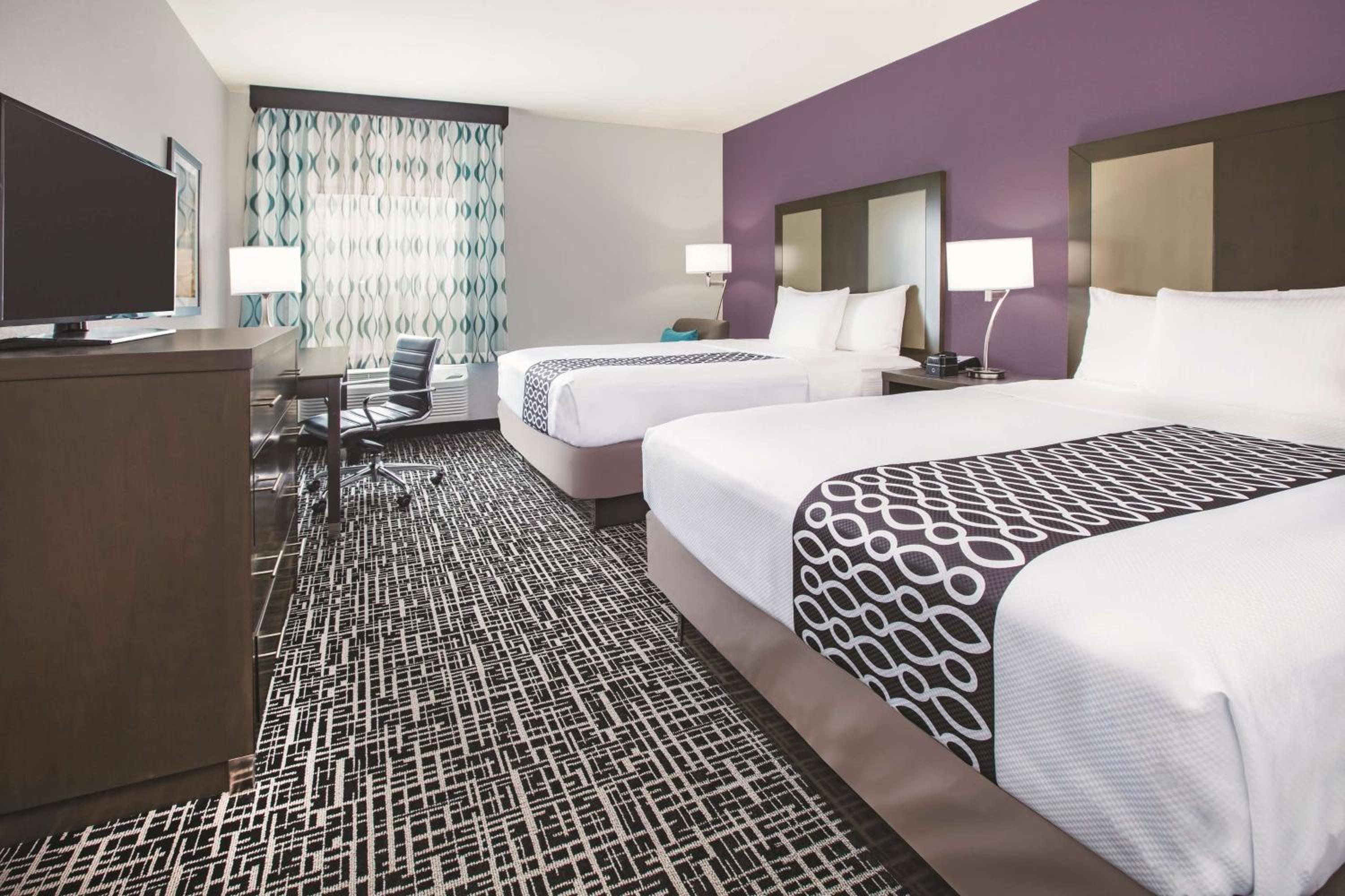 Queen Room with Two Queen Beds photo 1