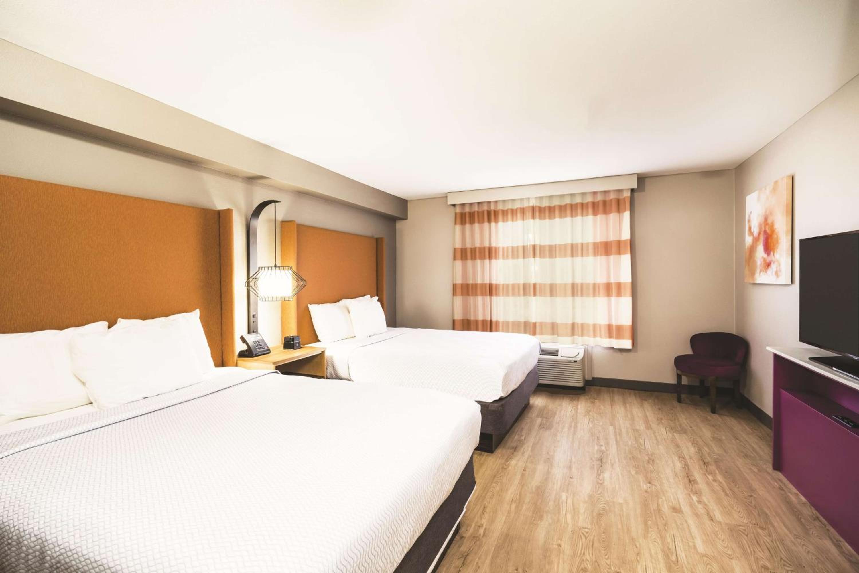 One-Bedroom Suite with Two Queen Beds and Sofa Bed - Non-Smoking photo 3
