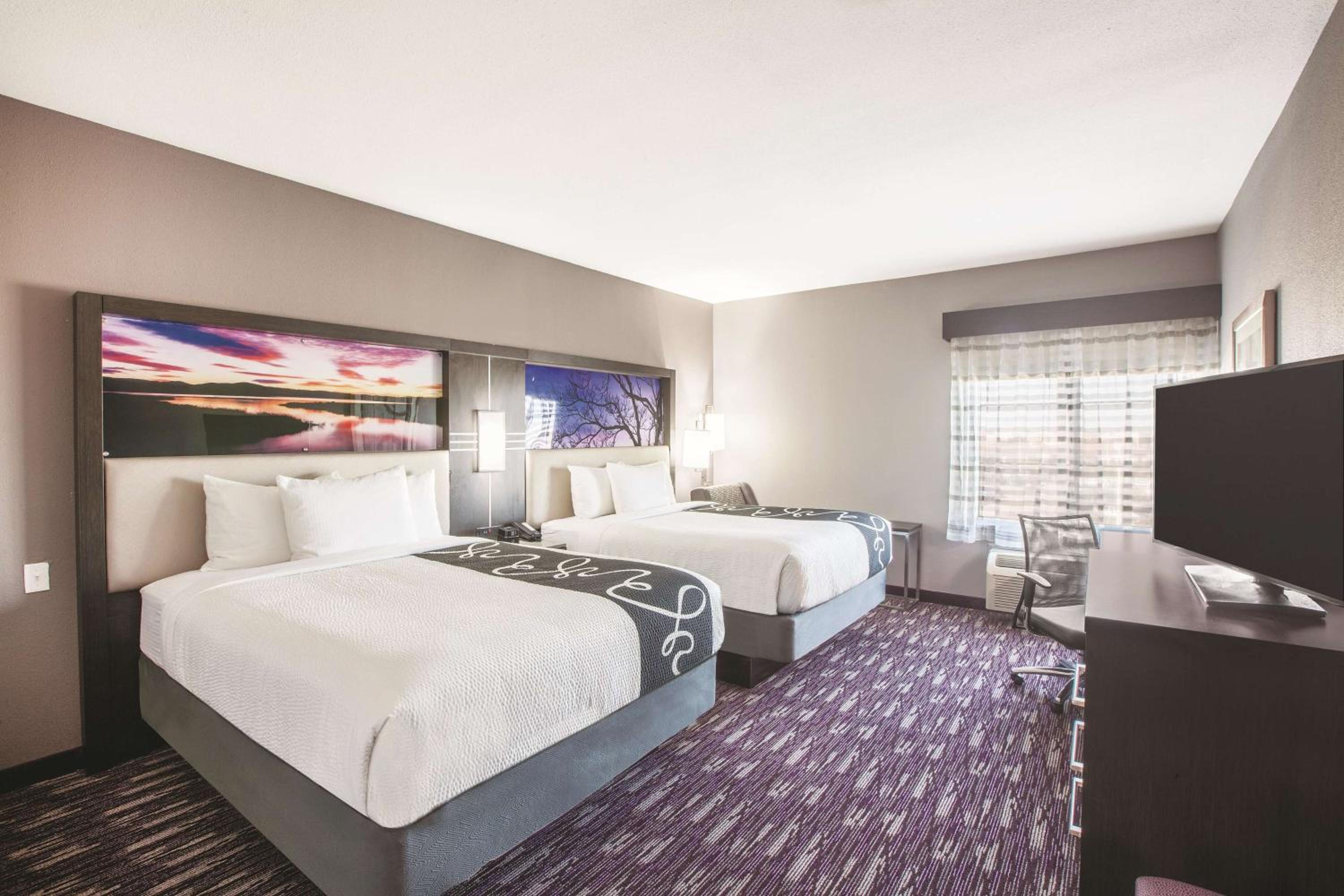 Queen Room with Two Queen Beds photo 2