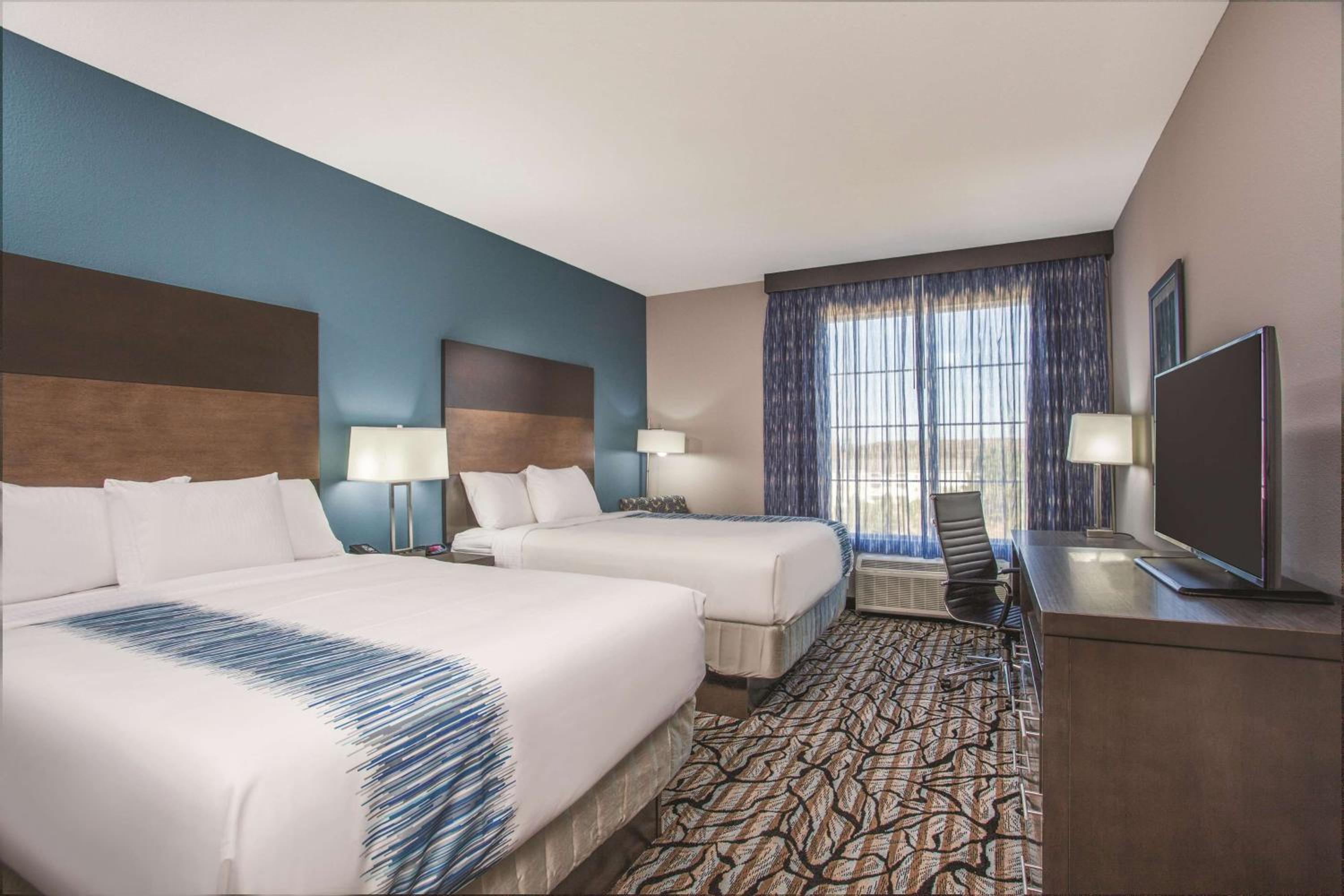 Queen Room with Two Queen Beds - Non-Smoking photo 1