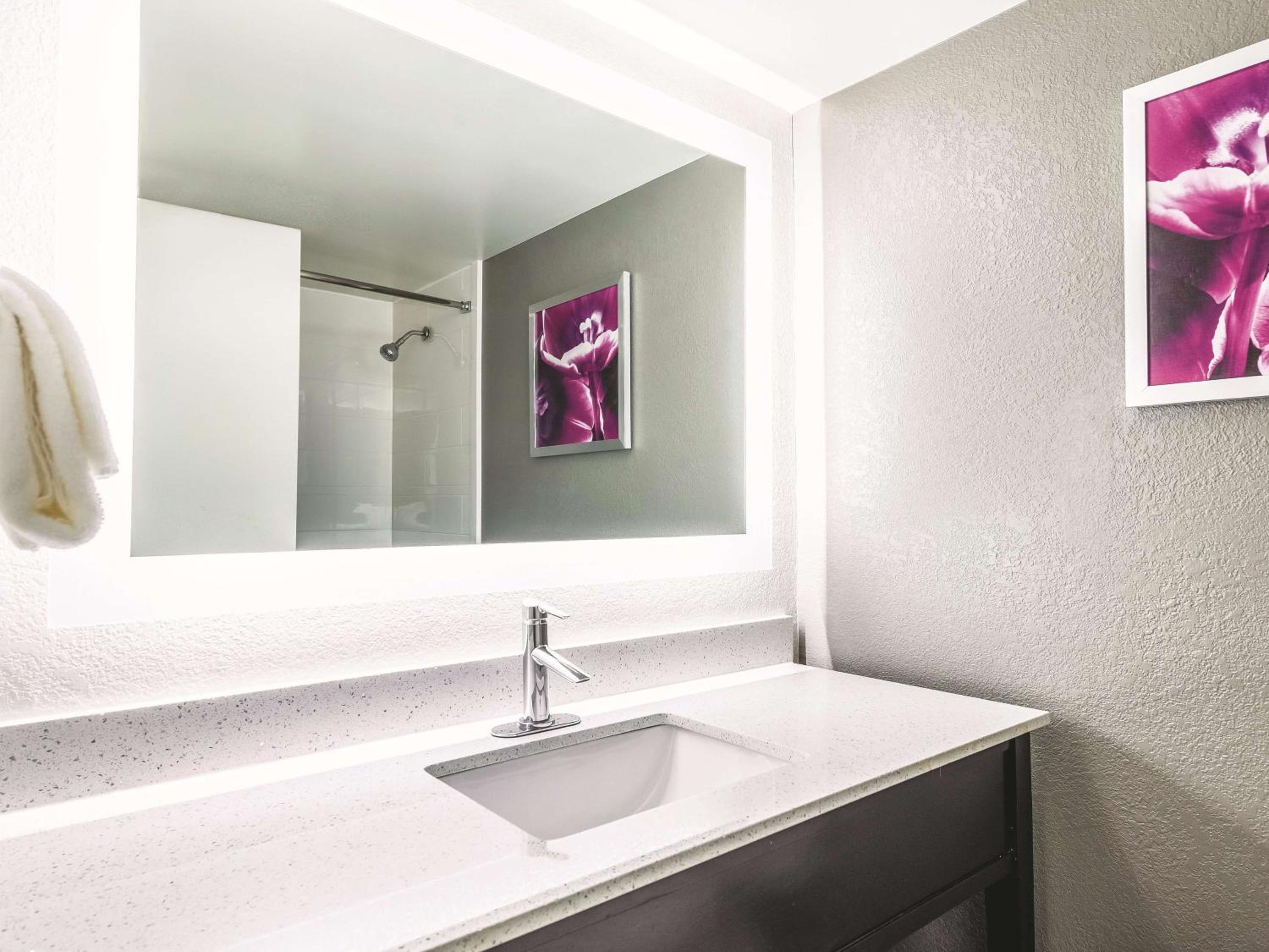 One-Bedroom King Suite - Non-Smoking - Photo 2