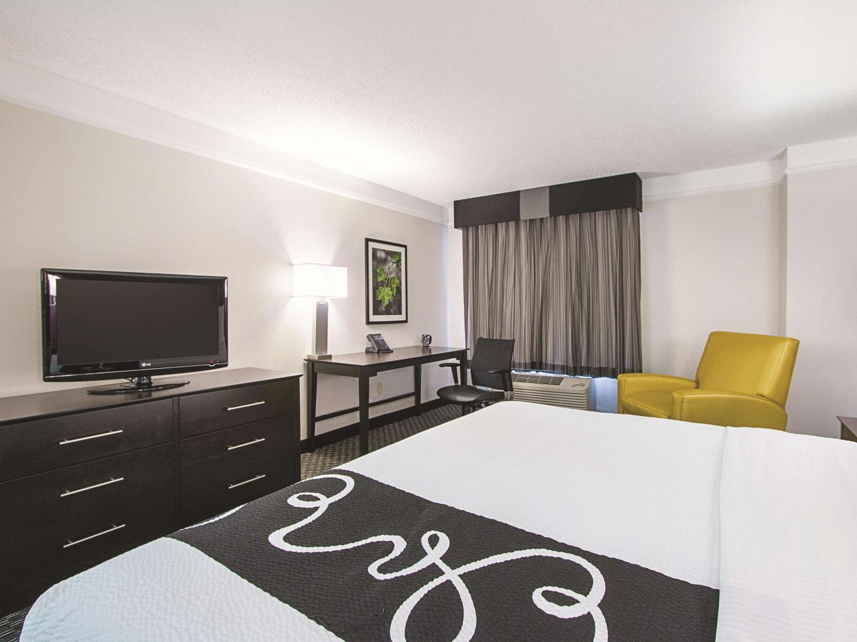 King Room with Roll-In Shower - Mobility Accessible/Non-Smoking - Photo 2