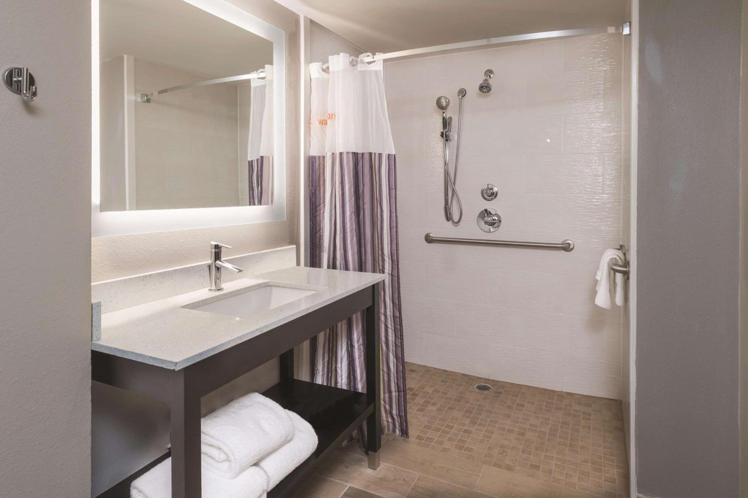 King Room - Disability Access/Non-Smoking - Photo 4