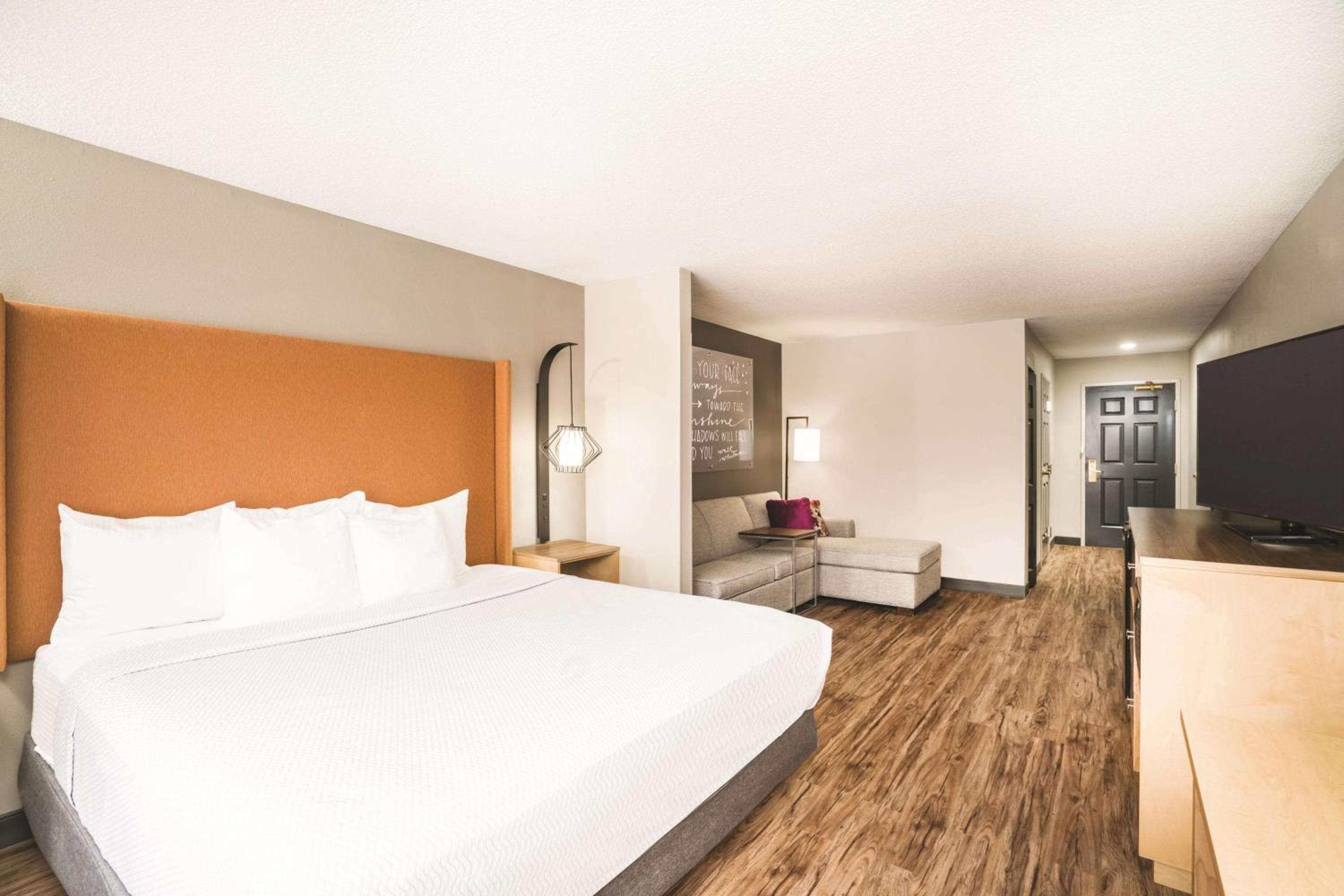 King Room with Roll-in Shower - Mobility Access/Non-Smoking - Photo 1