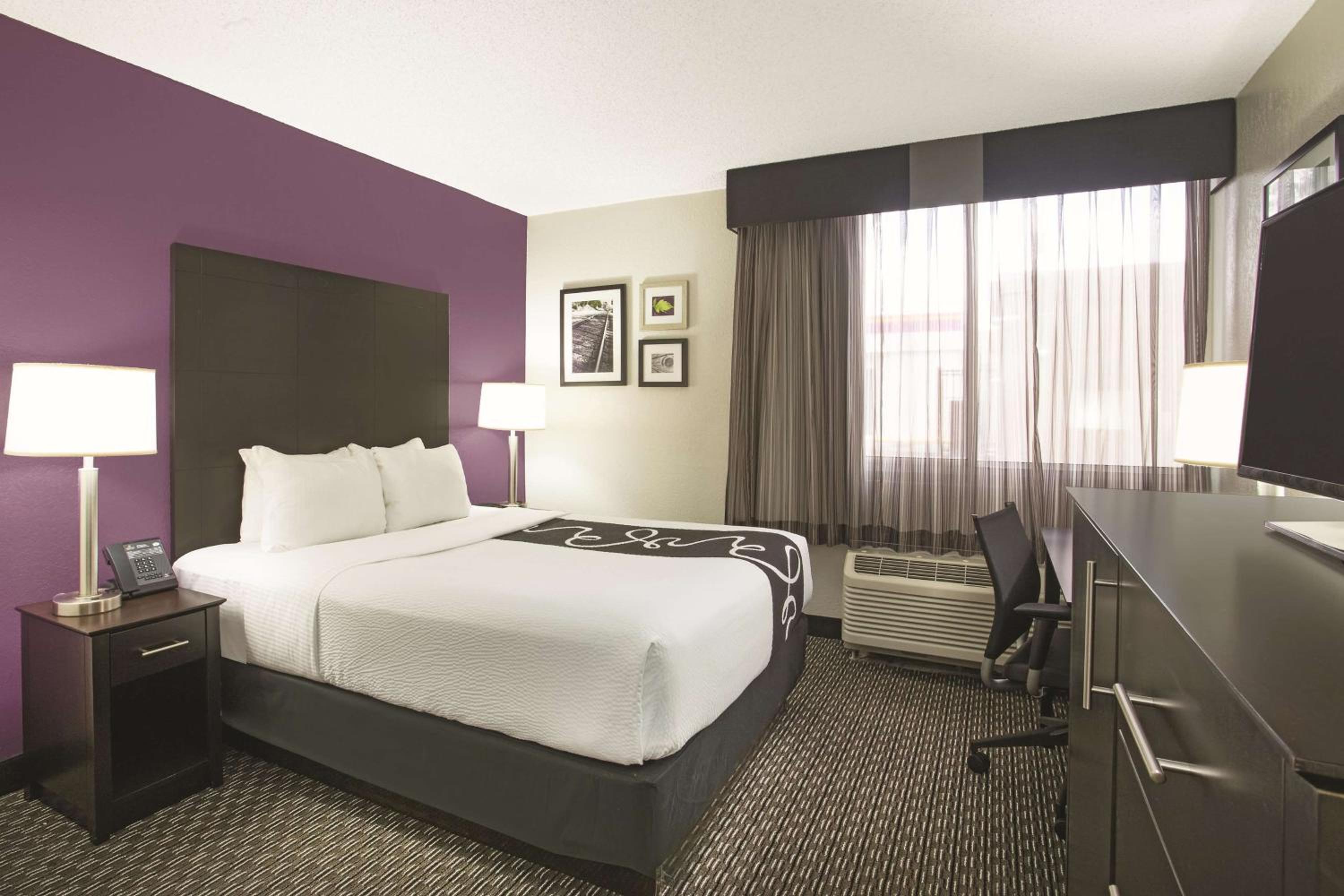 Deluxe Queen Room - Photo 1