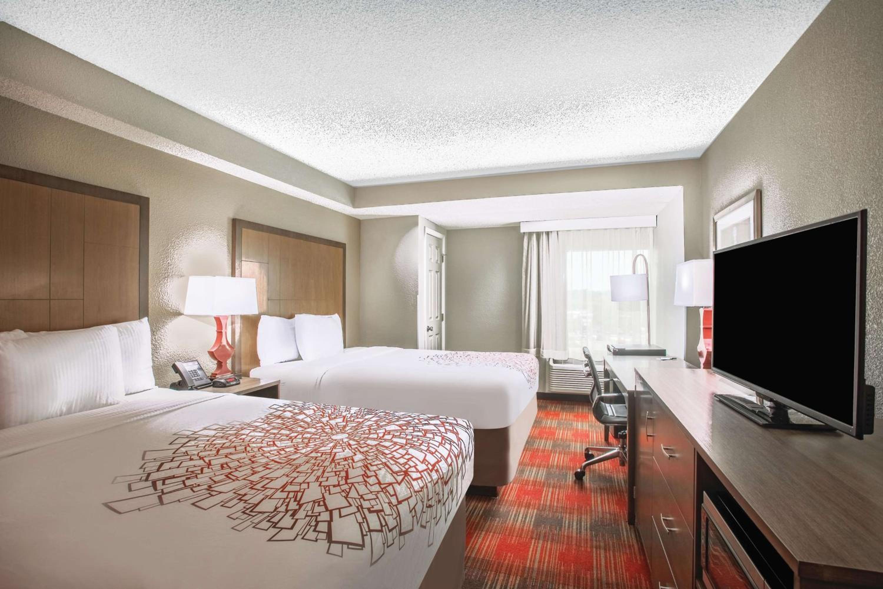 Queen Room with Two Queen Beds and Roll-in Shower - Mobility Accessible/Non-Smoking - Photo 3
