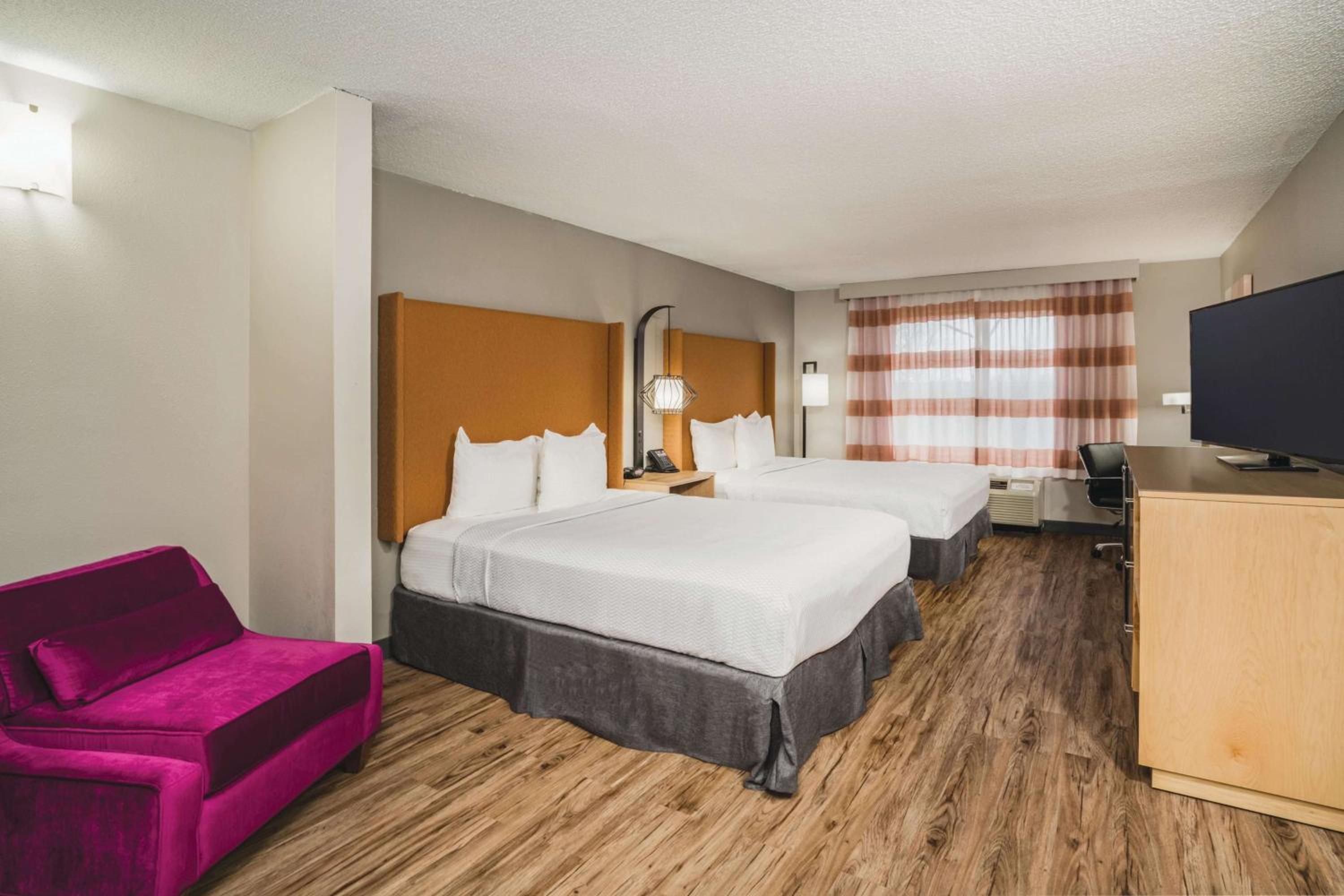Queen Room with Two Queen Beds and Roll-in Shower - Mobility Accessible/Non-Smoking - Photo 2