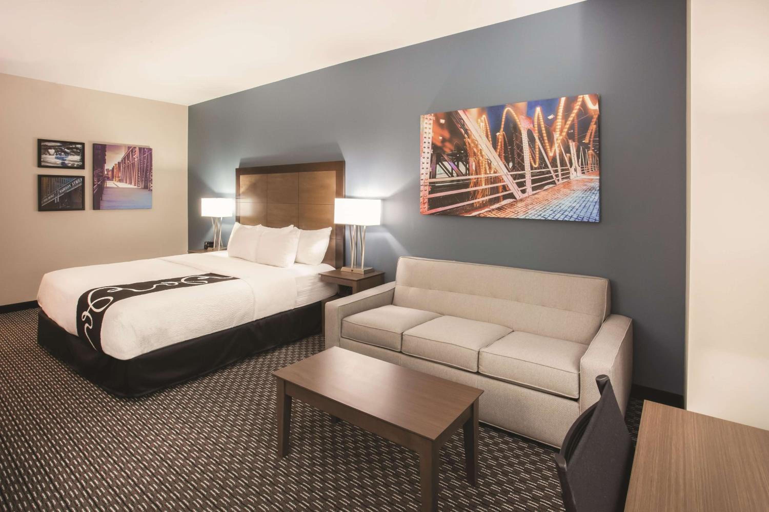Larger King Room with Sofa Bed - Non-Smoking - Photo 2
