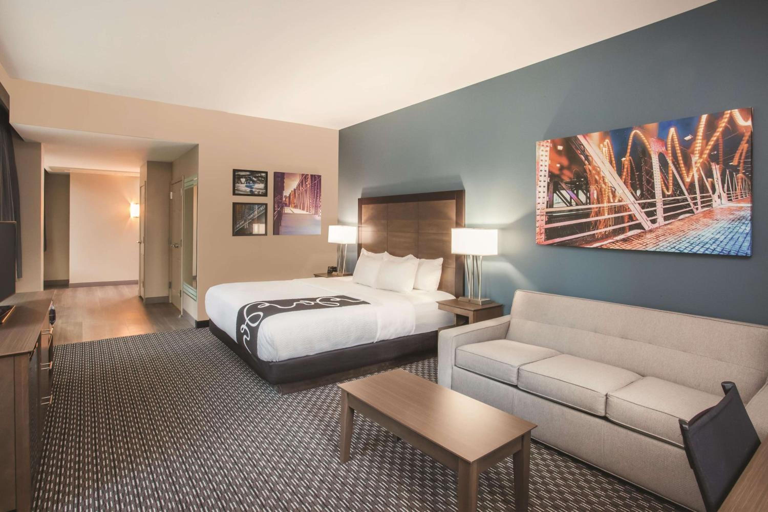 Corner King Suite with Sofa Bed and Panoramic City View - Non-Smoking - Photo 1