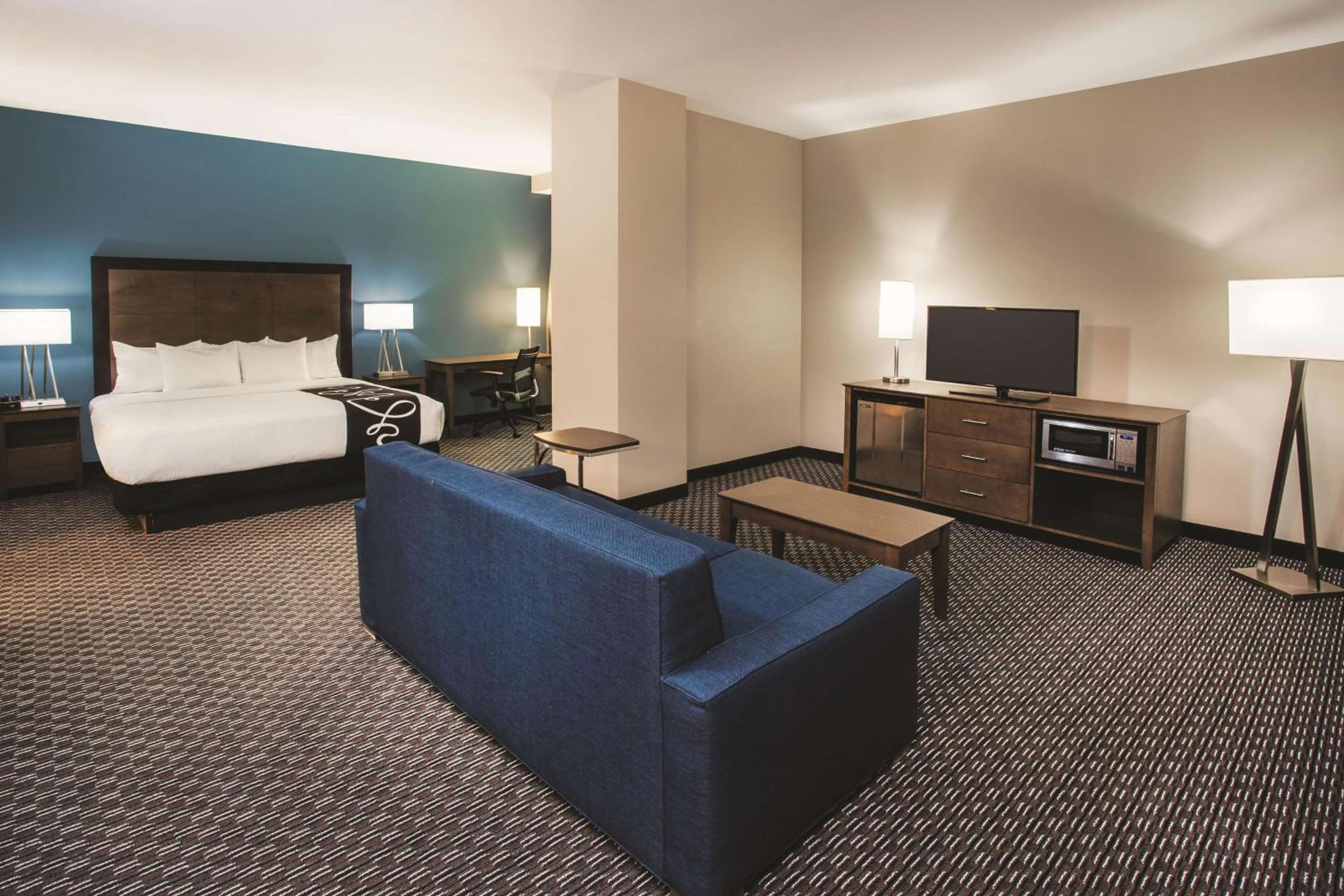 One-Bedroom Suite with One King Bed and Sofa Bed - Non-Smoking - Photo 8