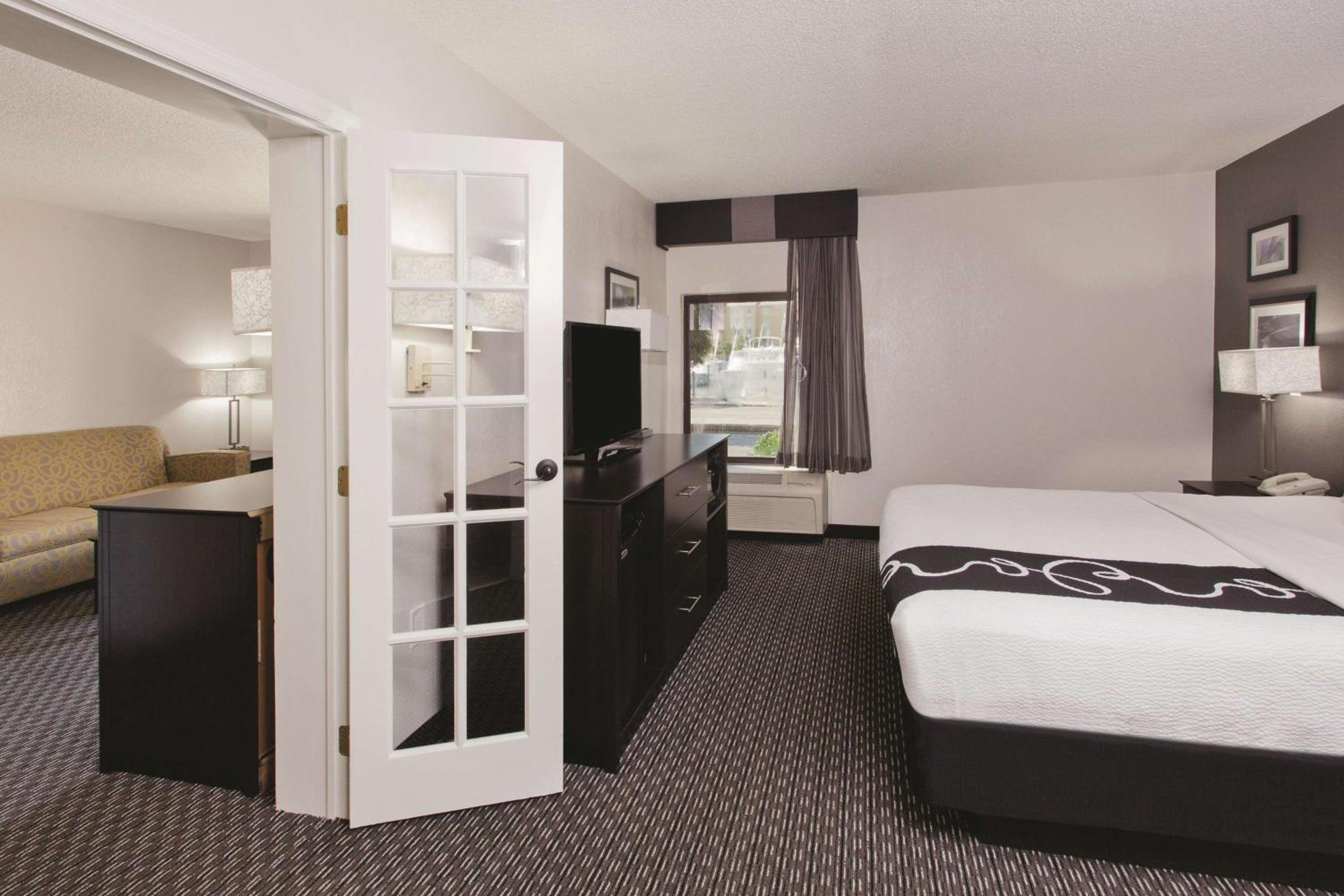 One-Bedroom King Suite - Non-Smoking - Photo 4