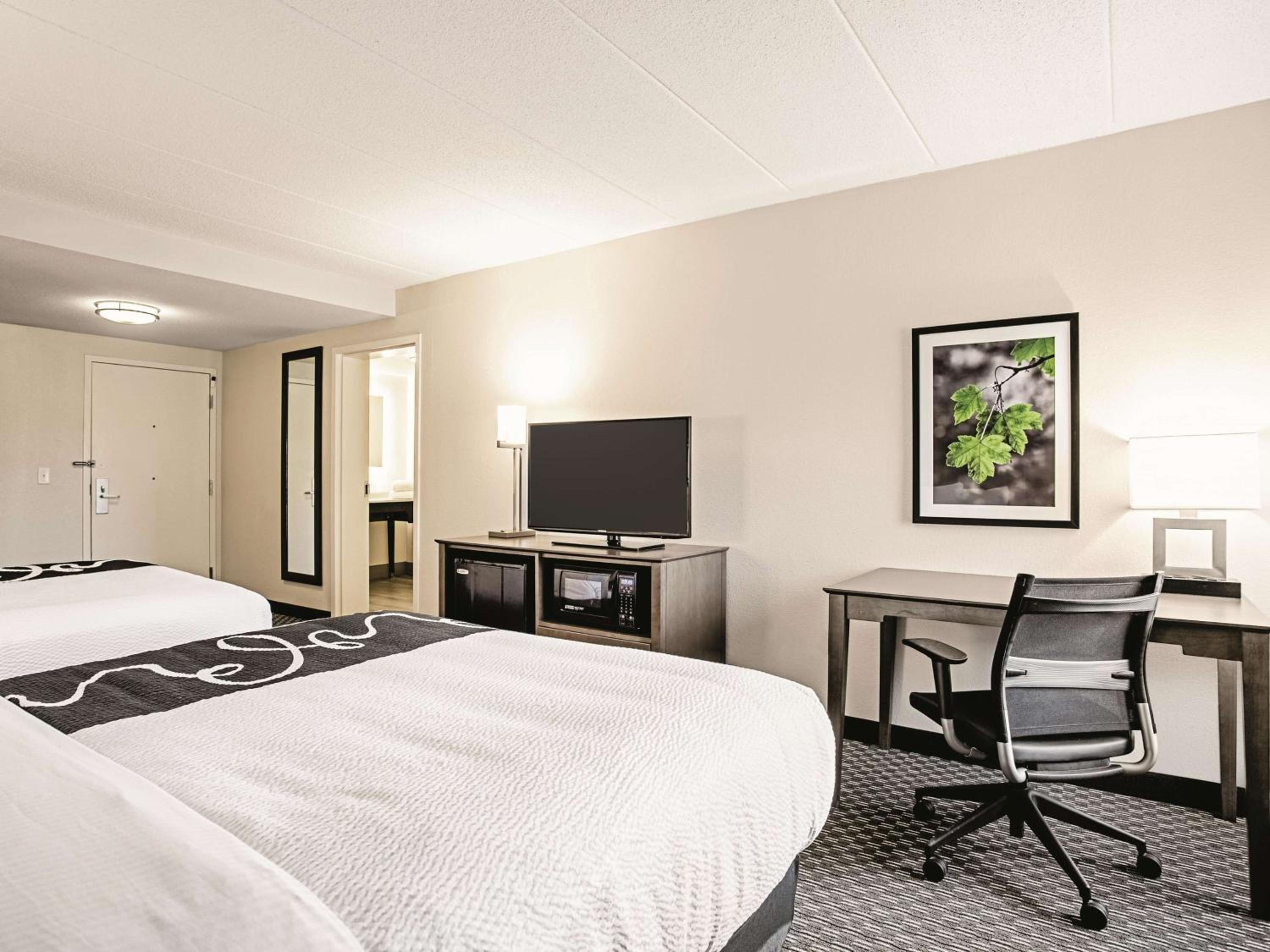 Queen Room with Two Queen Beds and Mobility/Hearing Access - Non-Smoking - Photo 2