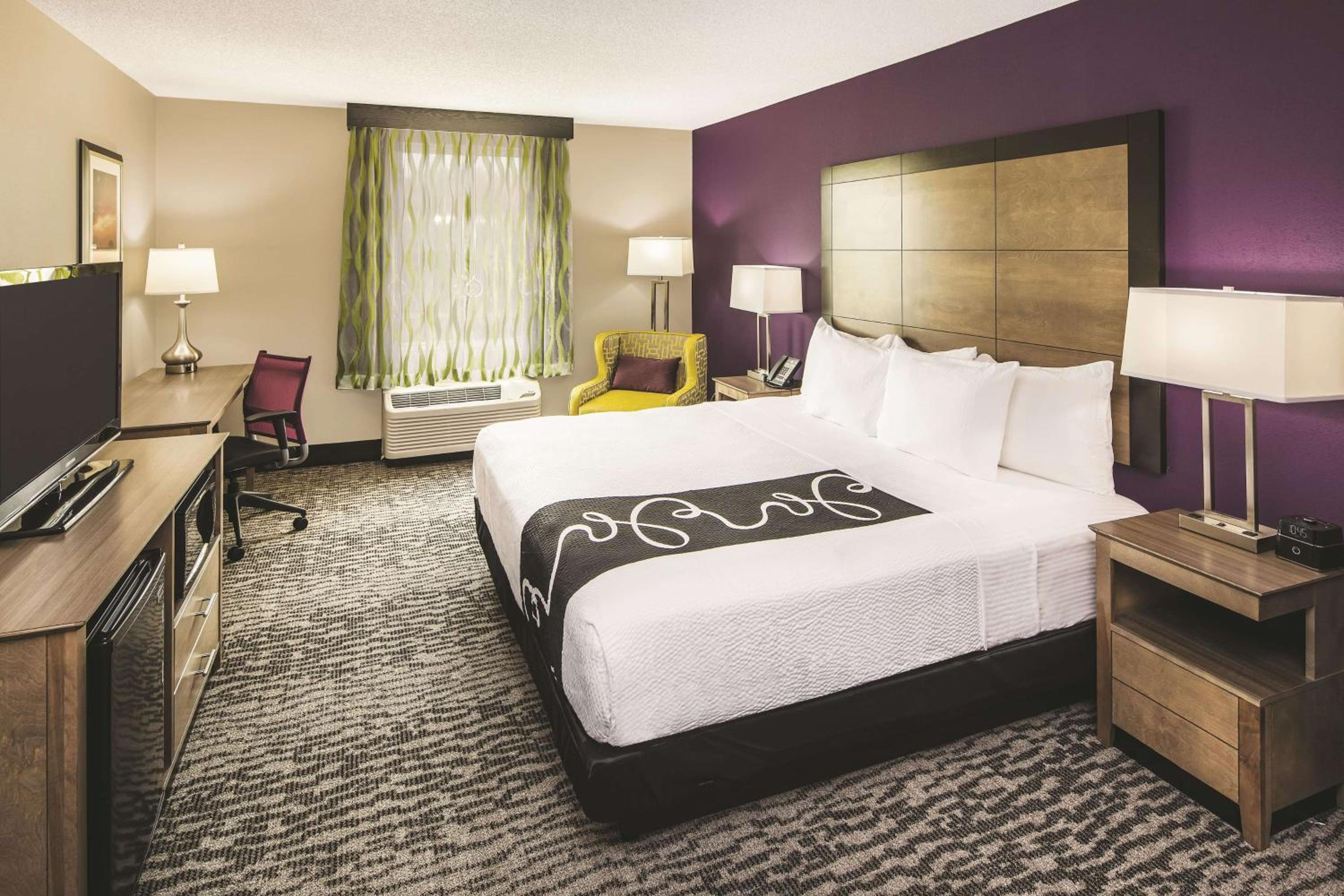 King Room with Roll-in Shower - Mobility Access/Non-Smoking