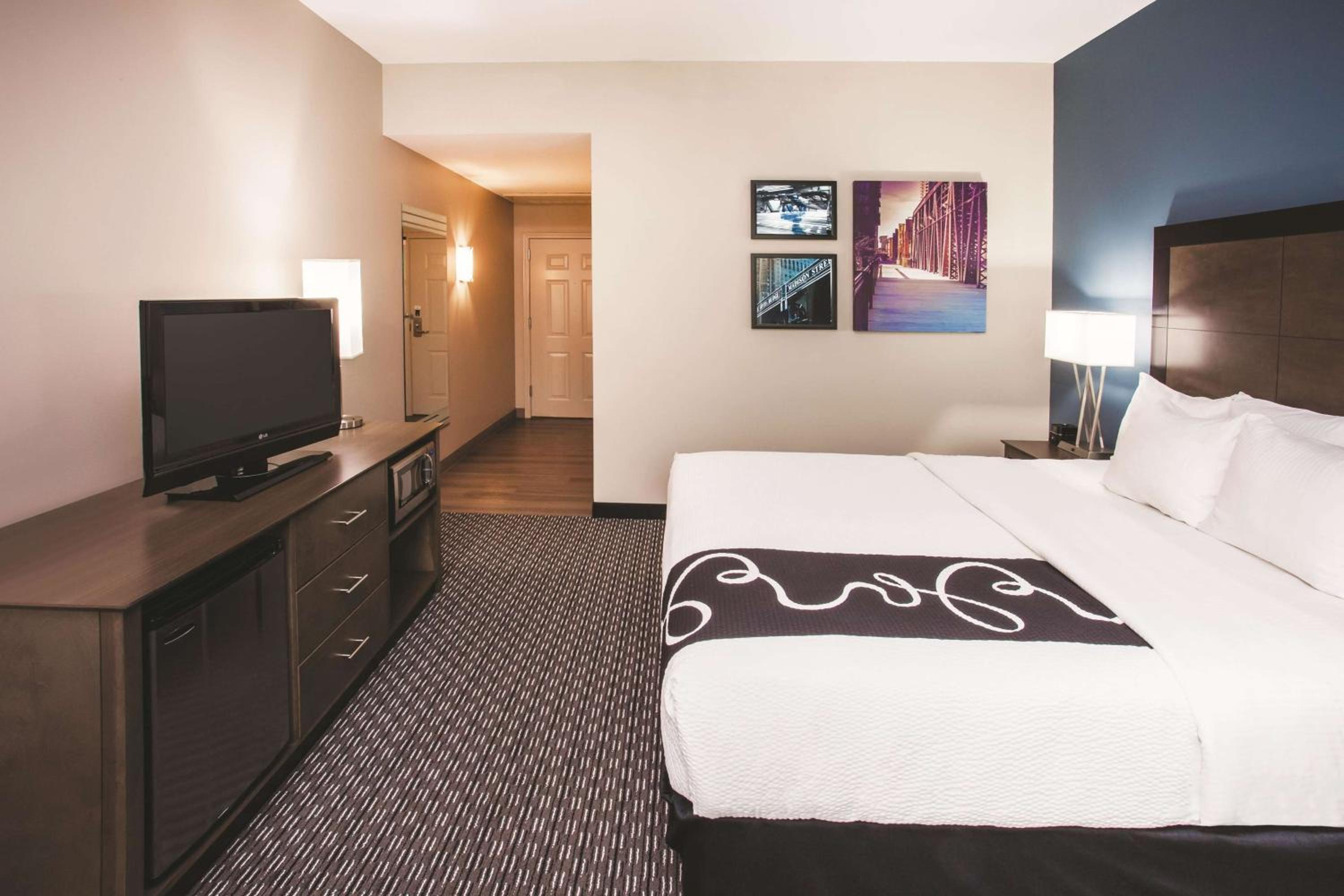 King Room with Bath Tub - Mobility Accessible/Non-Smoking - Photo 3