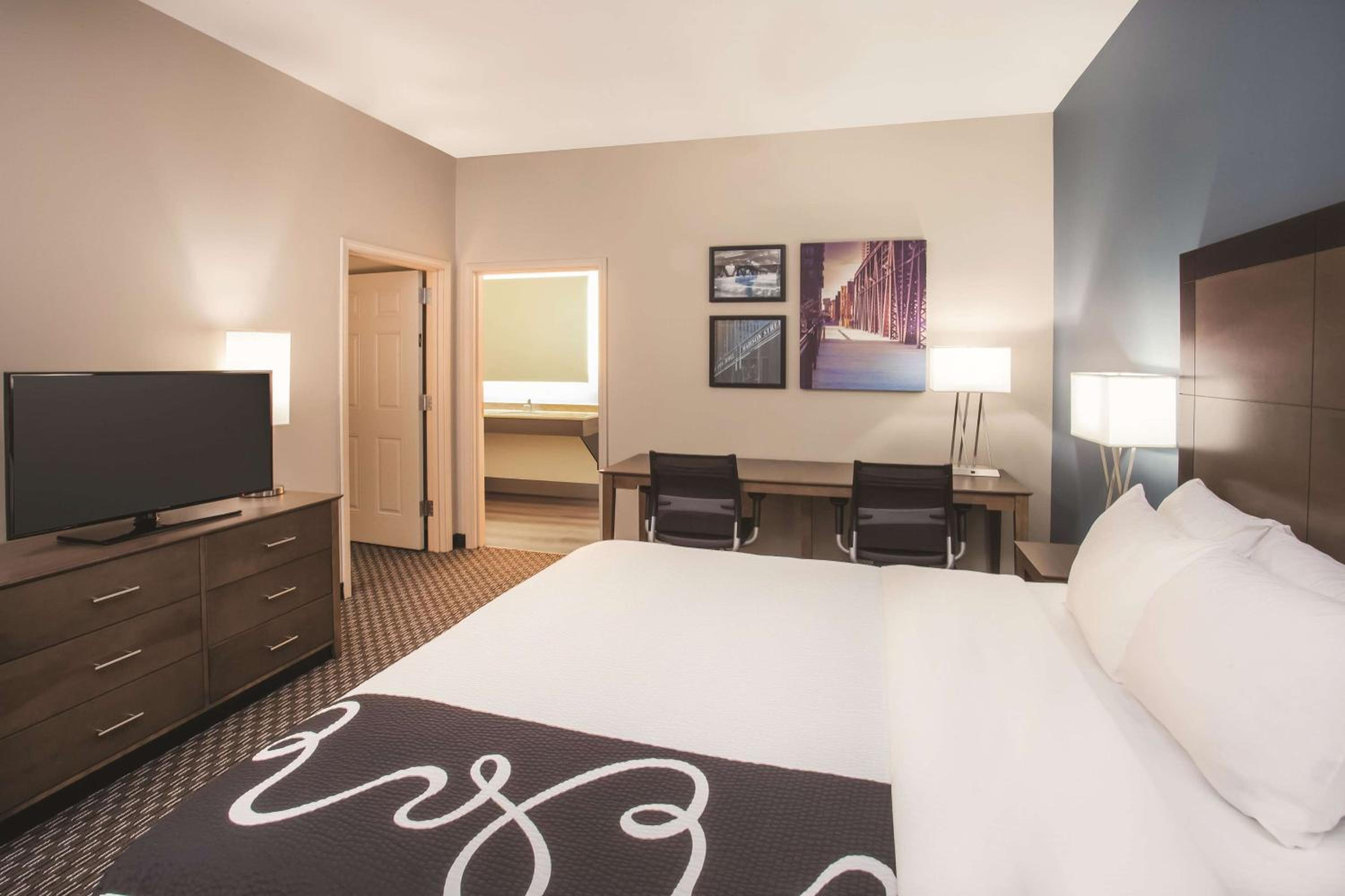 One-Bedroom Suite with One King Bed and Sofa Bed - Non-Smoking - Photo 3