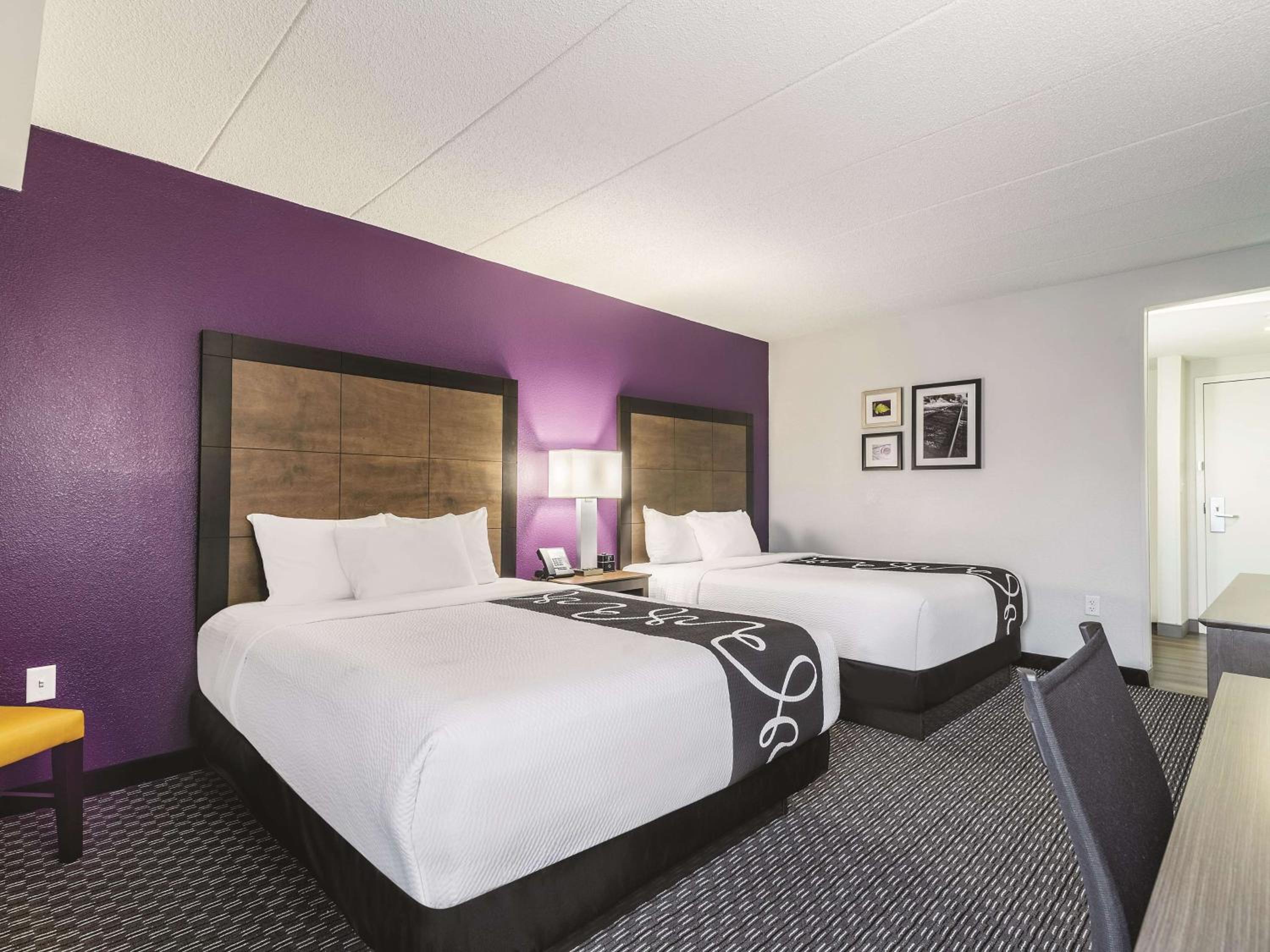 Queen Room with Two Queen Beds - Photo 7