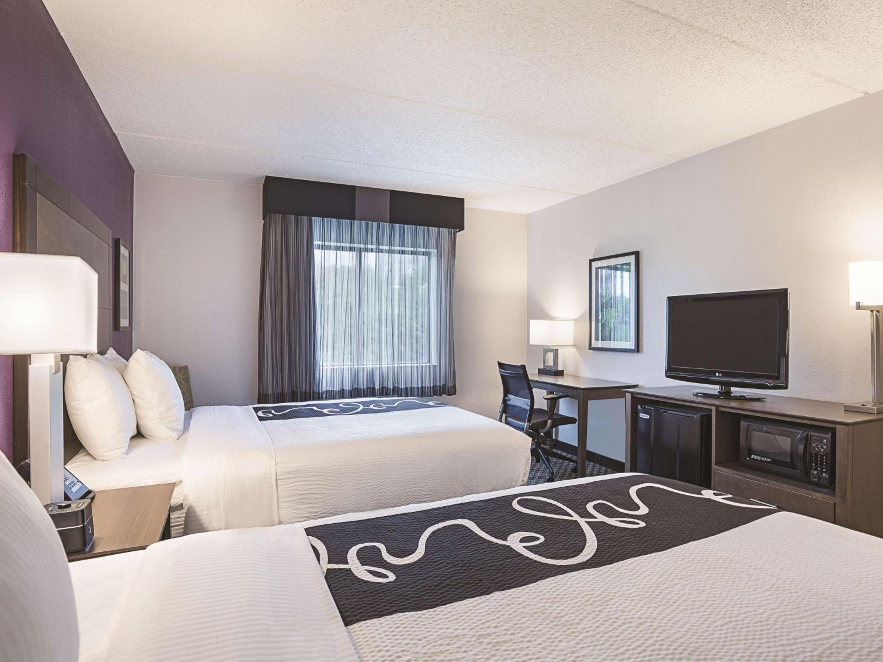 Queen Room with Two Queen Beds - Photo 3