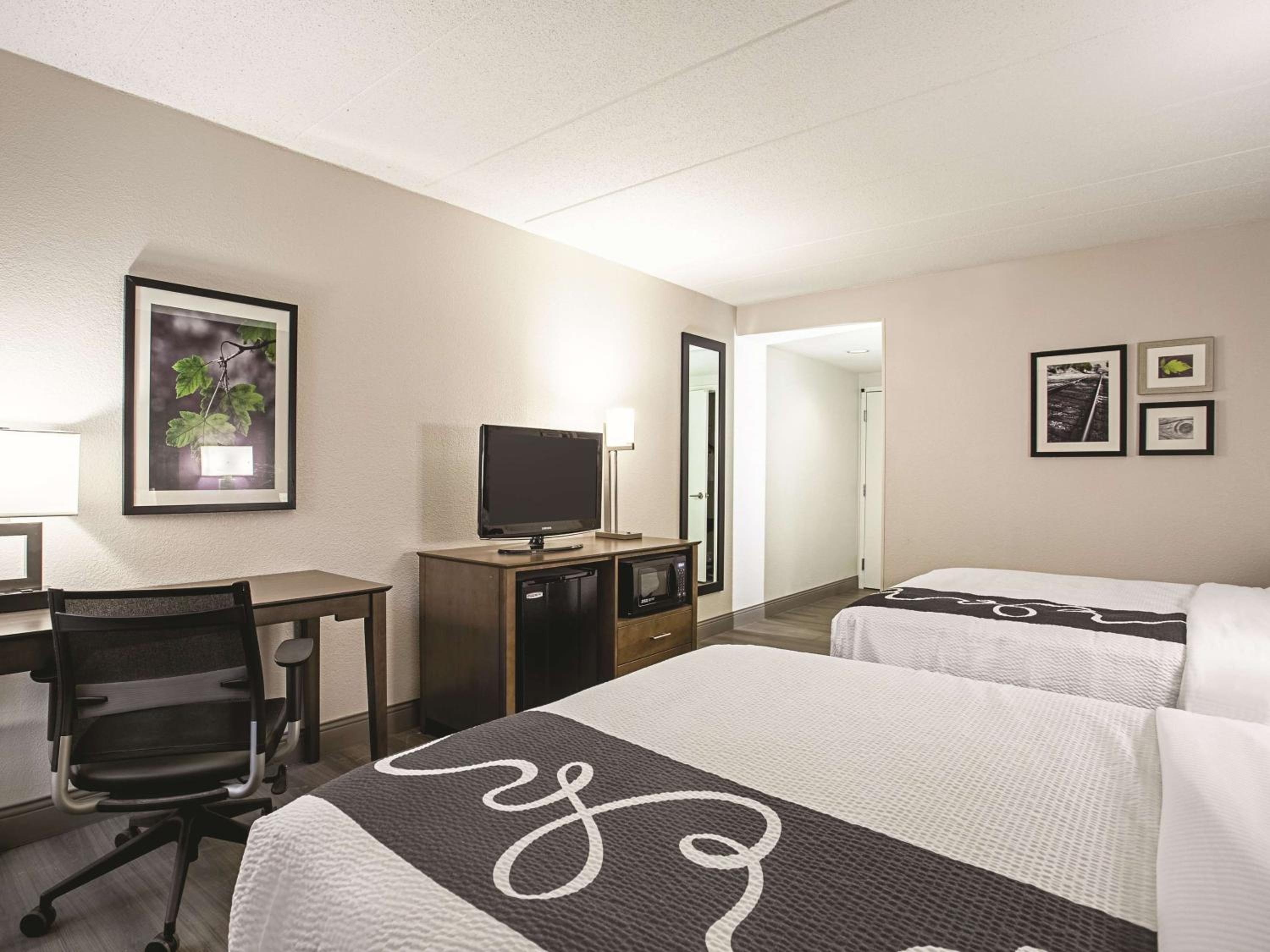 Queen Room with Two Queen Beds - Non-Smoking - Photo 4