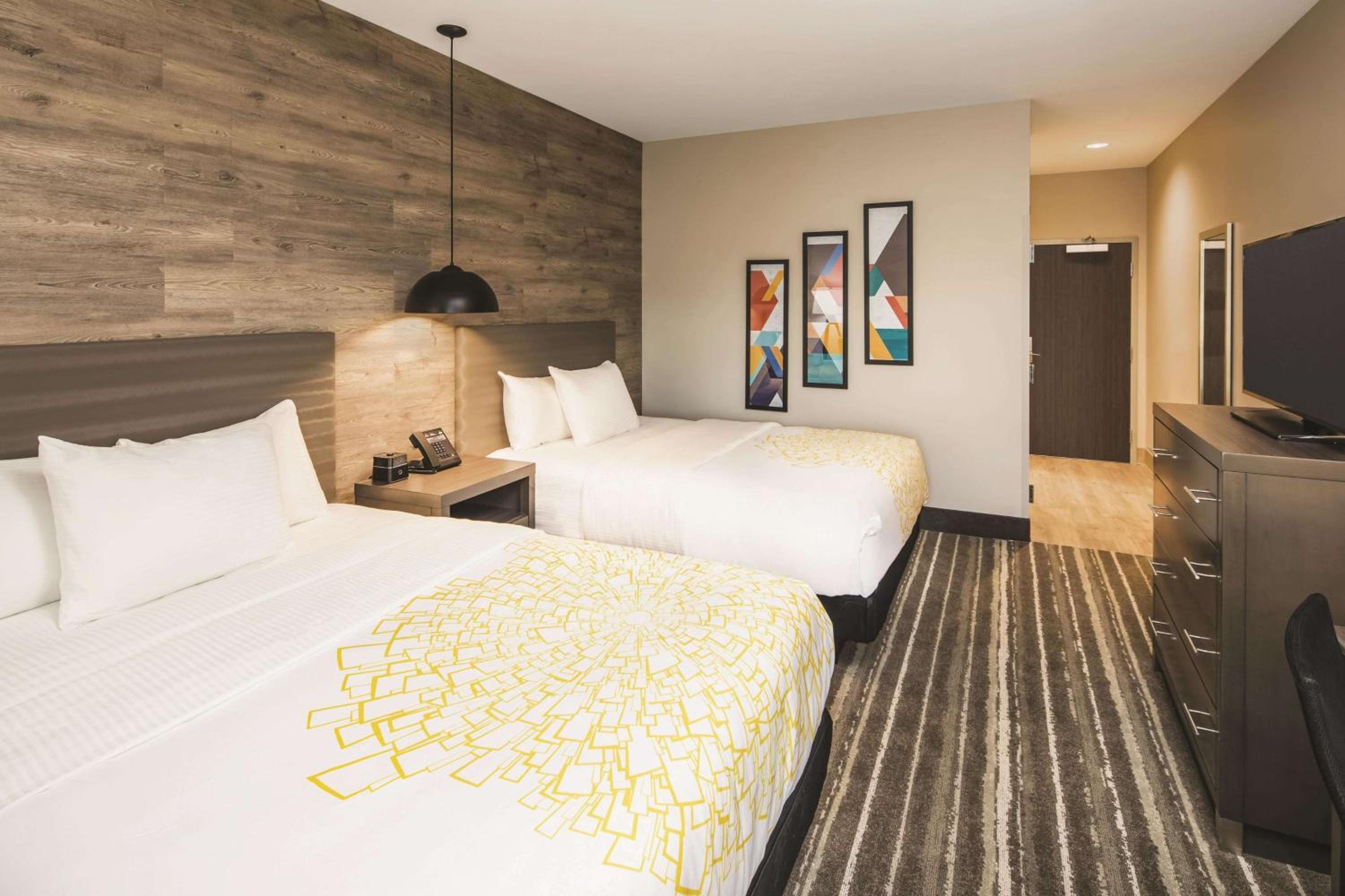 Queen Room with Two Queen Beds photo 2