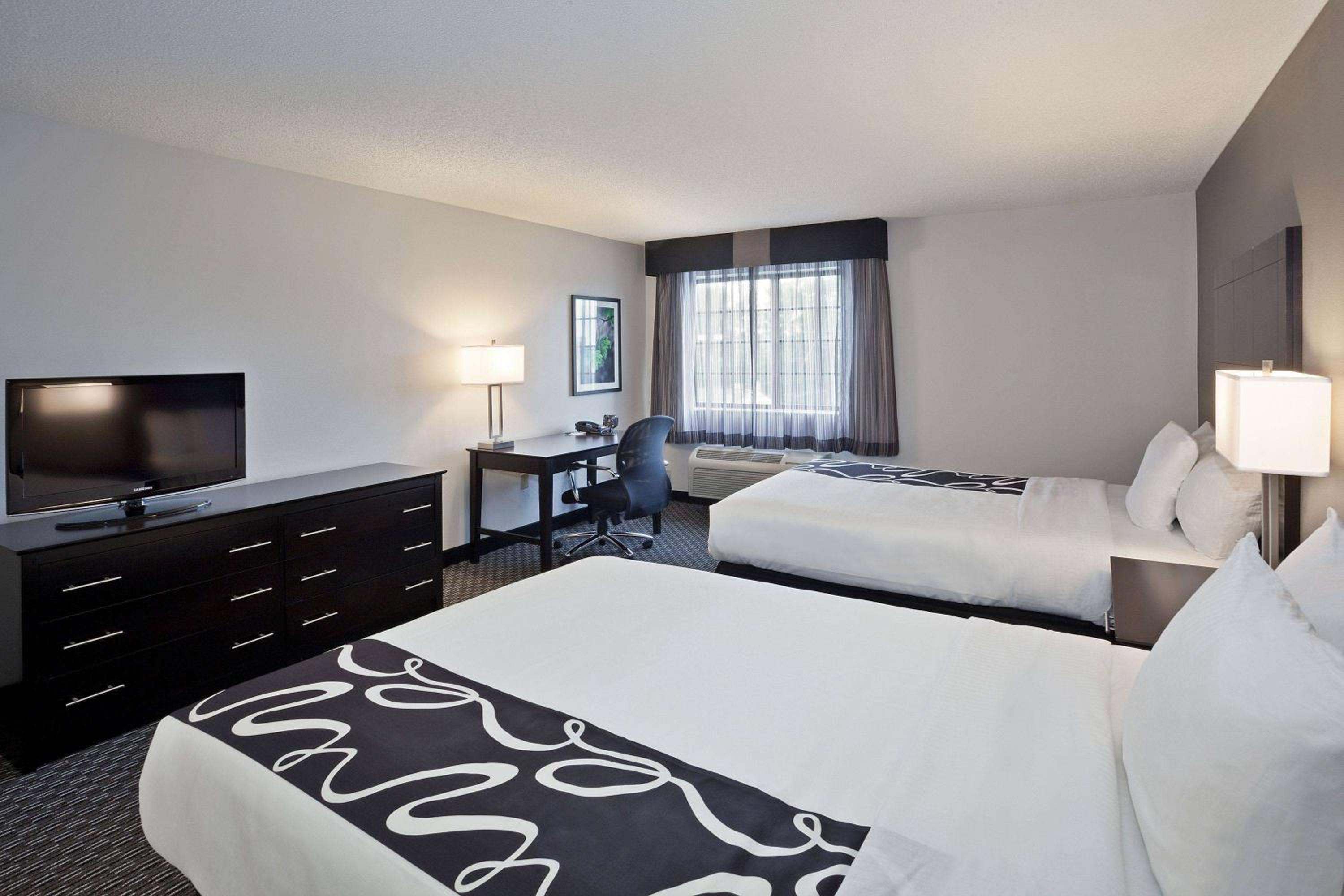 Exterior Double Room with Two Double Beds - Pet-Friendly/Non-Smoking - Photo 3