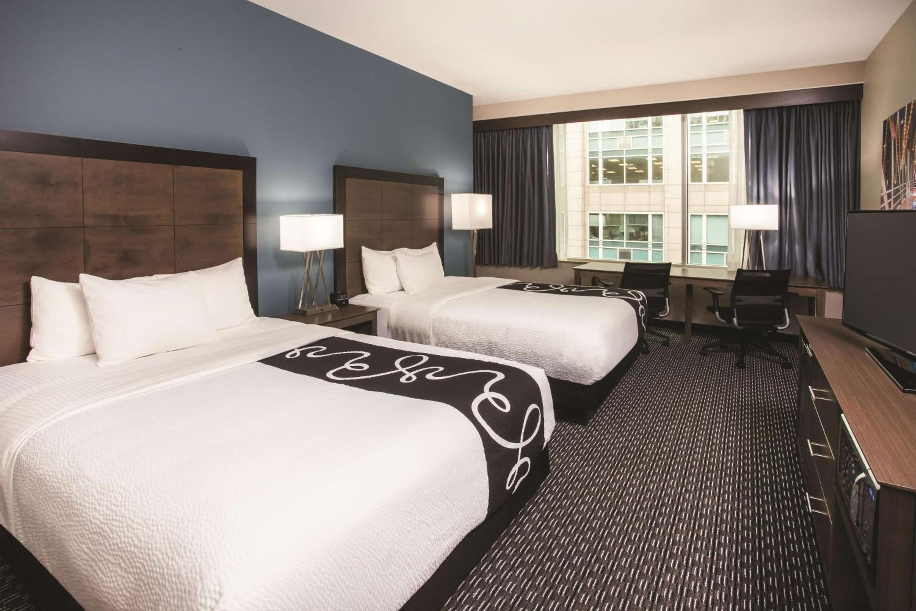 Queen Room with Two Queen Beds - Photo 3