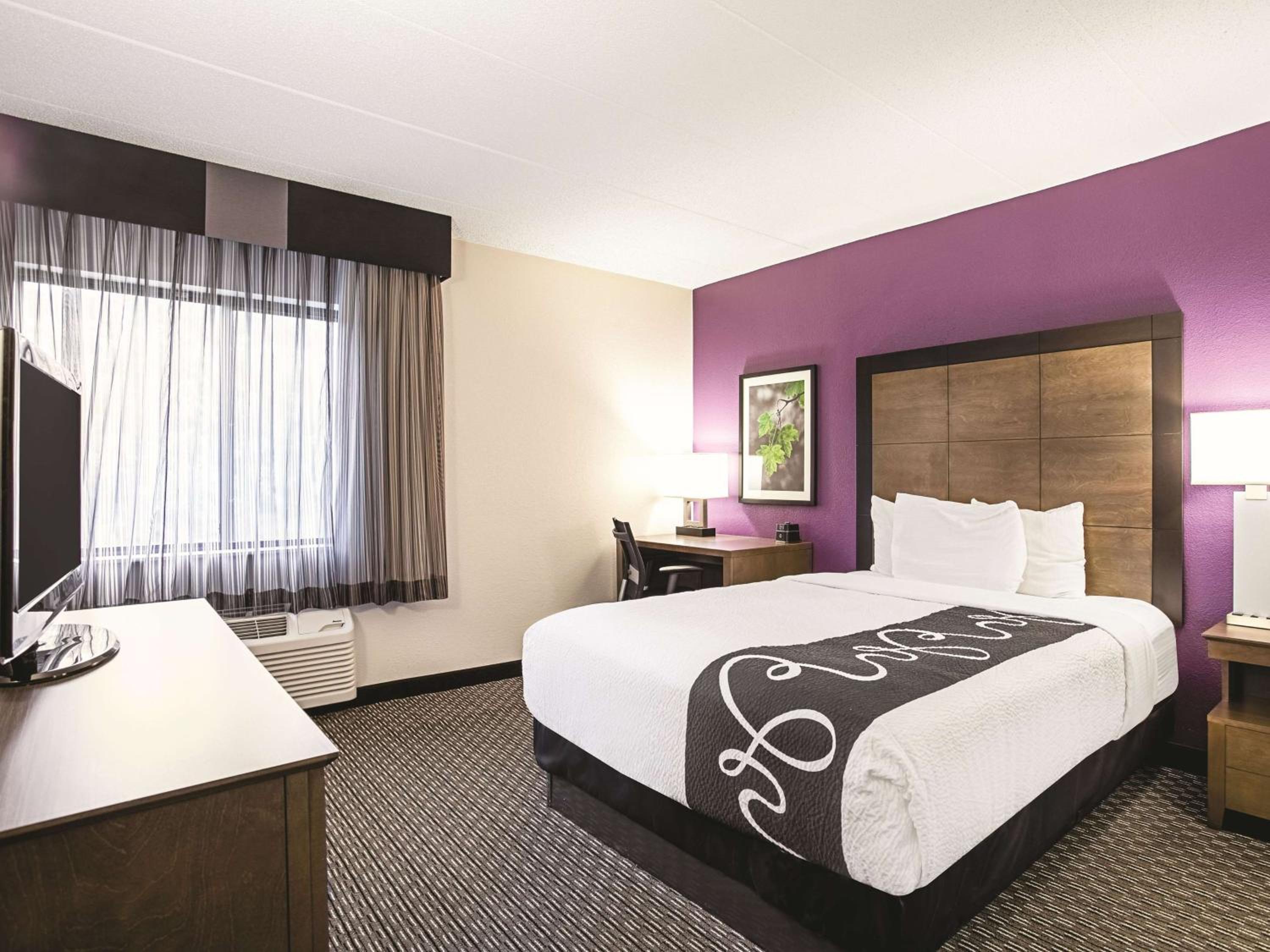 Standard Room 1 Queen Bed - Photo 1