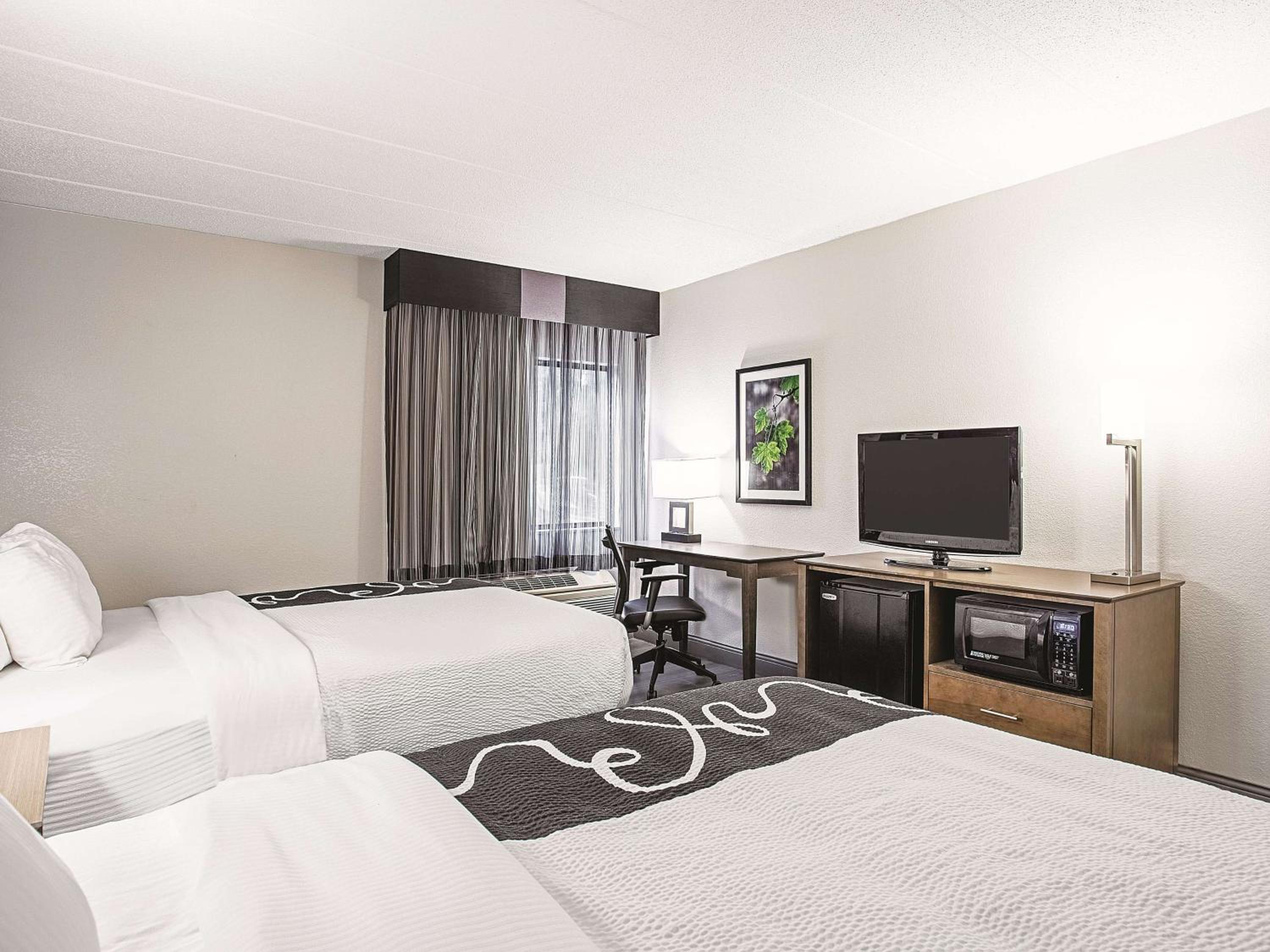 Queen Room with Two Queen Beds - Non-Smoking - Photo 2