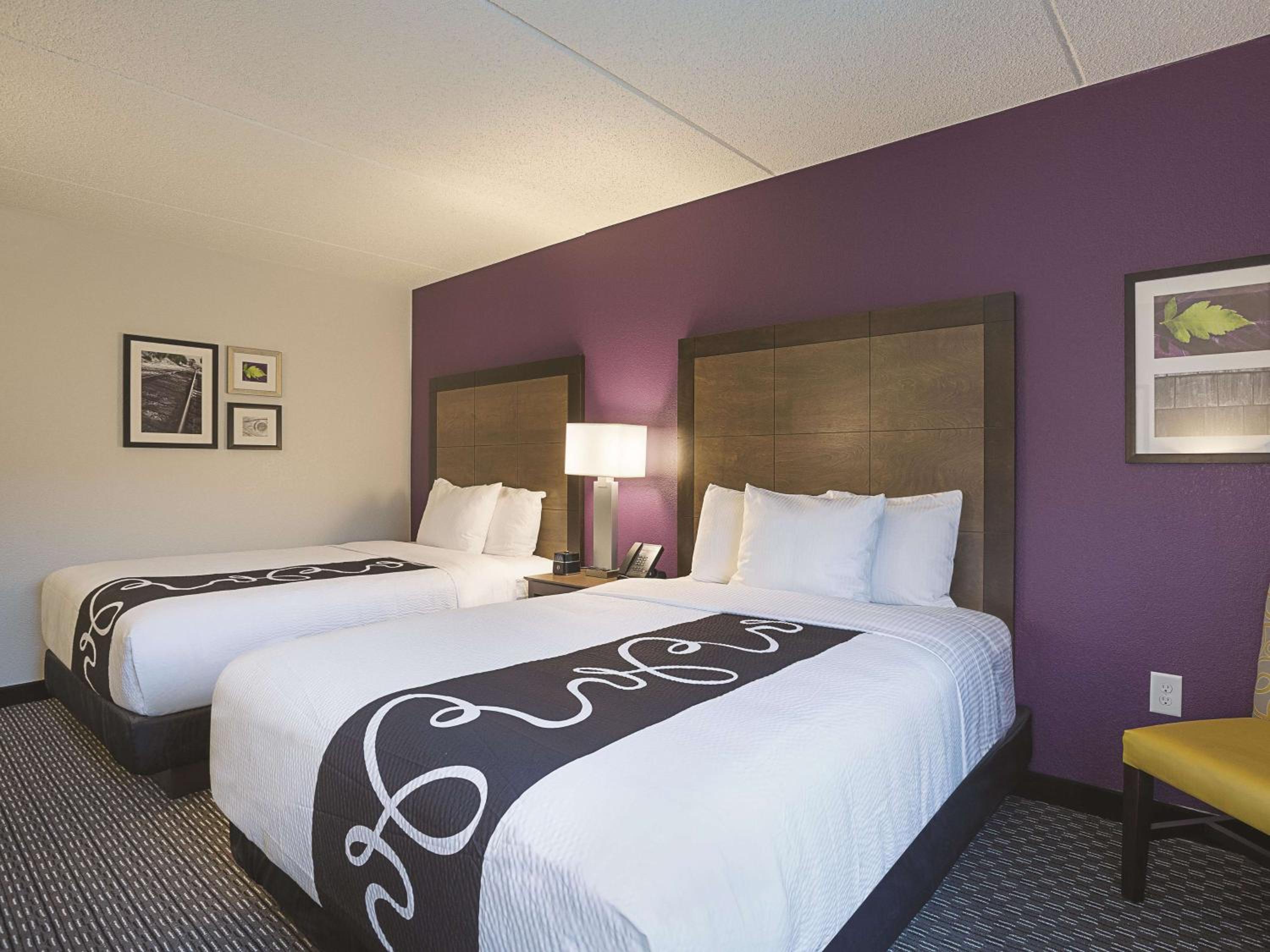 Queen Room with Two Queen Beds - Photo 4