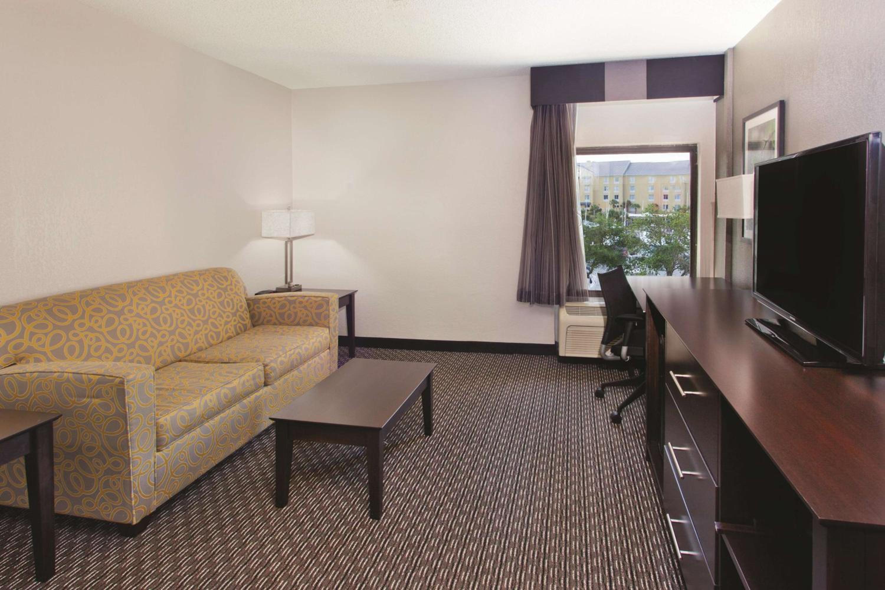 One-Bedroom King Suite - Non-Smoking - Photo 3